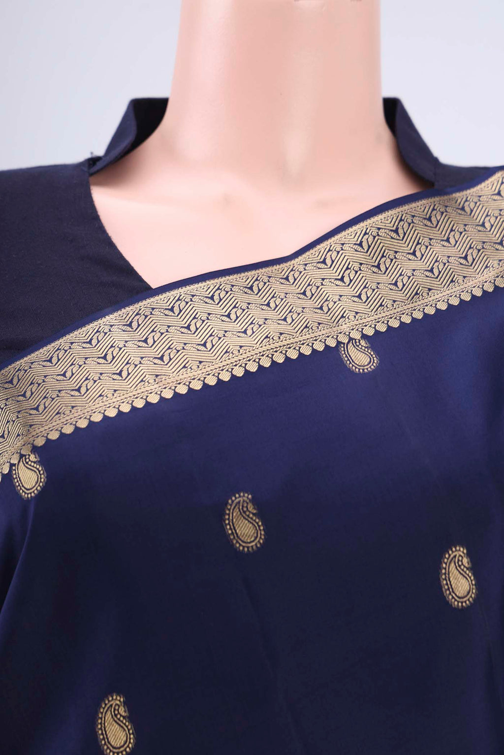 Border image of Navy Blue Soft Silk Saree with Zari Butta on the body and Zari Border. 