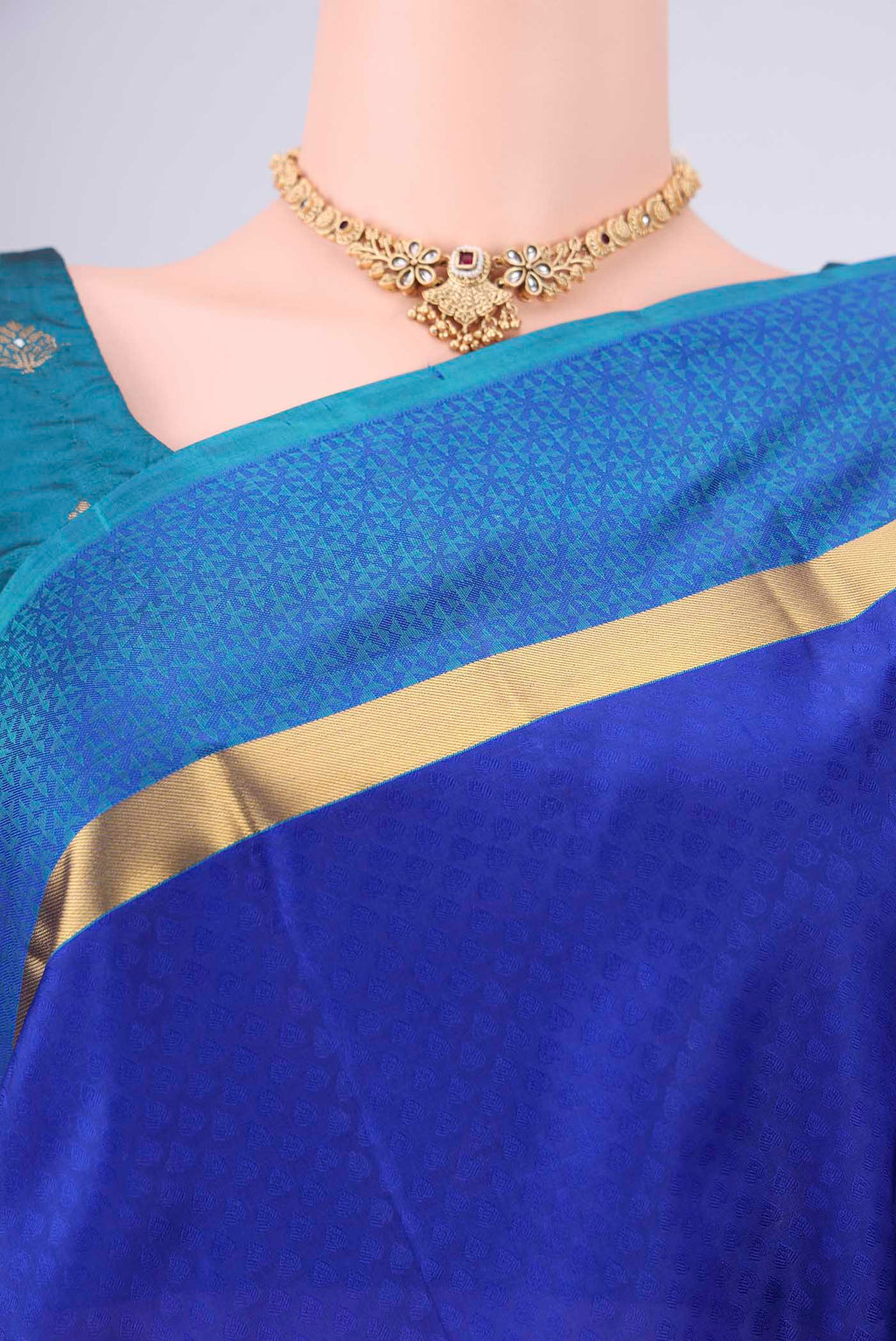 Border image of Royal Blue Nangavalli Silk [ Salem ] Saree with Jacquard design on the body and Plain Border. 