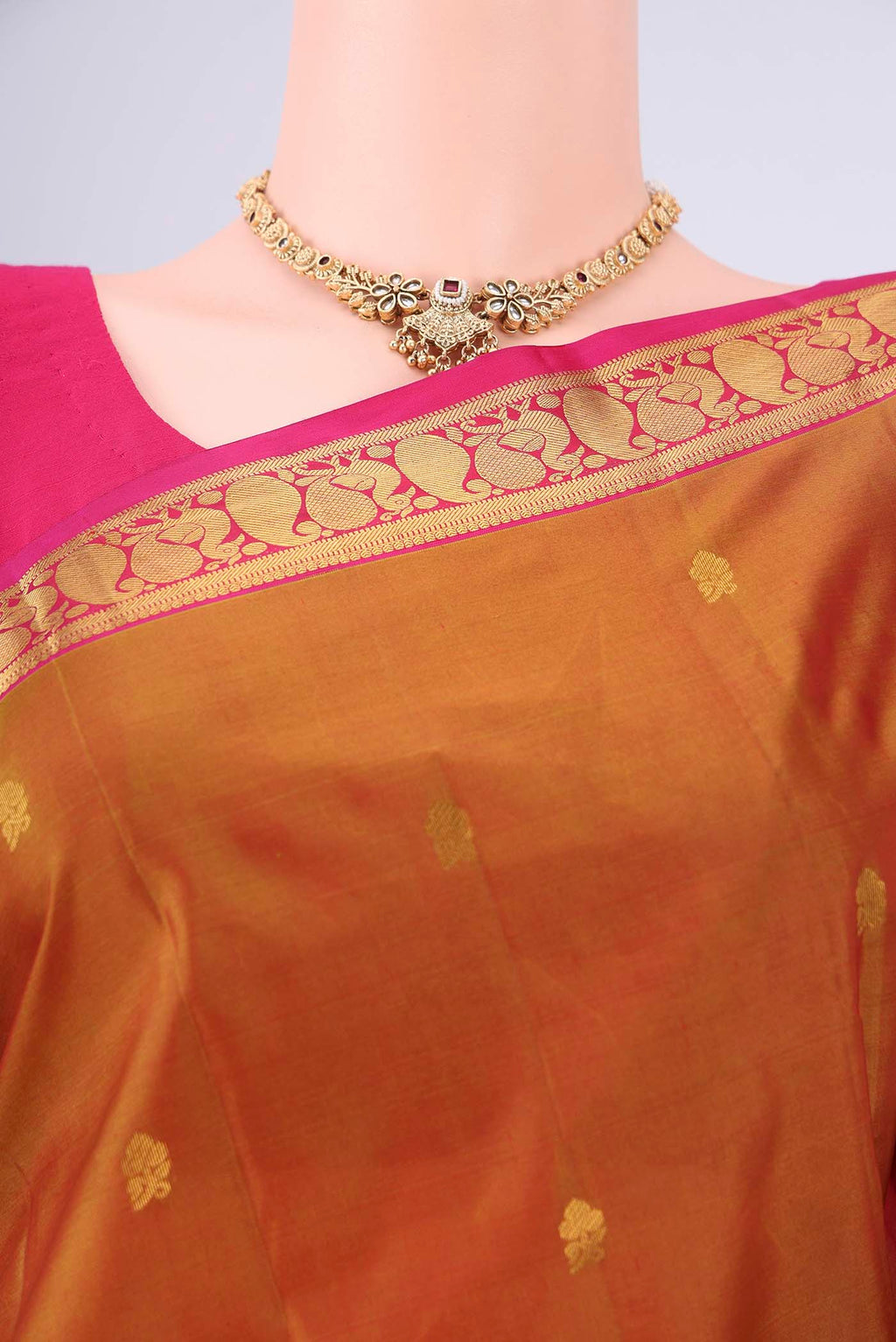 Border image of Mehandi Green Dual Tone Kanjivaram Silk Saree with Zari Butta on the body and Zari Border. 