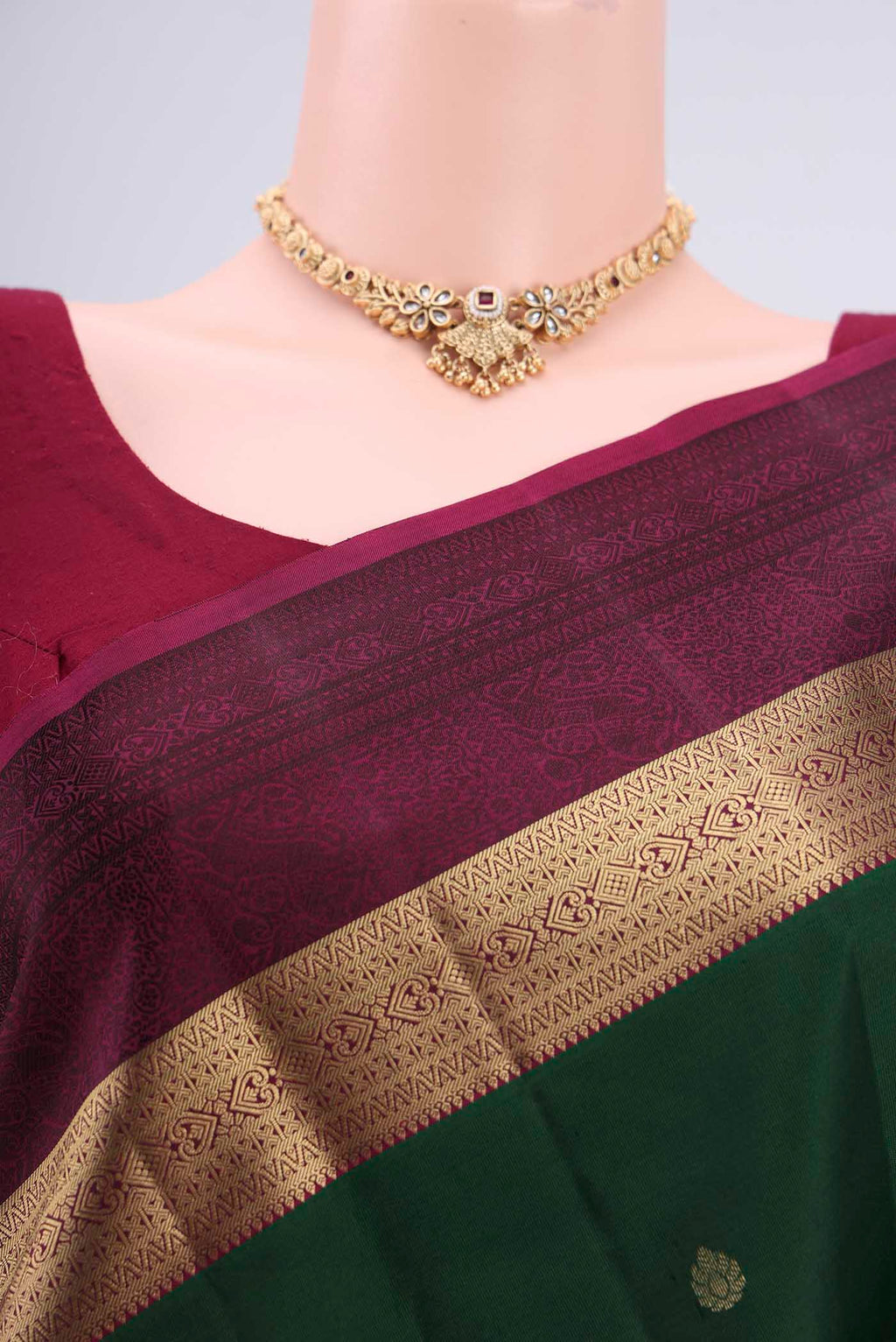 Border image of Bottle Green Kanchipuram Silk Saree with Zari Butta on the body and Zari And Thread Border. 