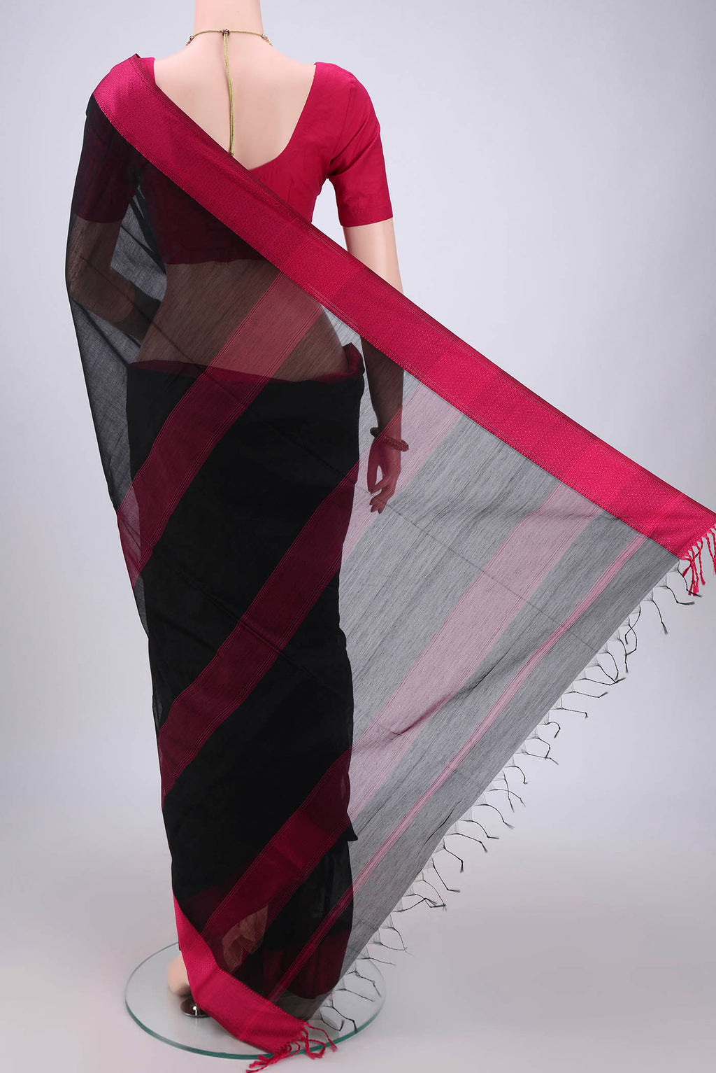 Flat view of Black Maheshwari Silk Cotton Saree with Plain Body and Thread Border. 