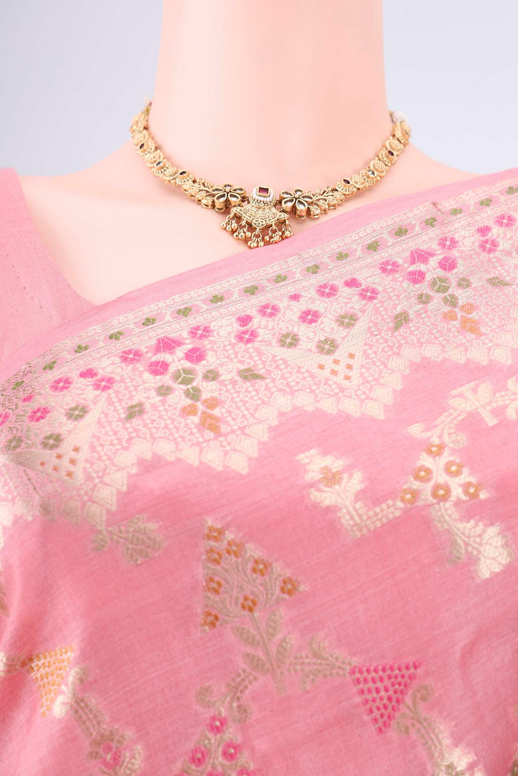 Border image of Peach Banarasi Tussar Silk Saree with Zari And Thread Butta on the body and Zari Border. 