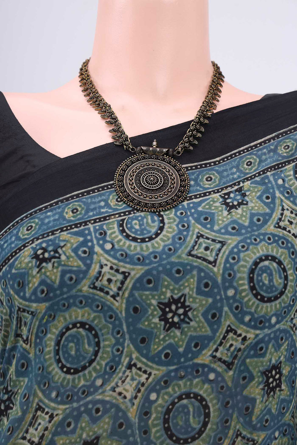 Border image of Dark Blue Maheshwari Silk Cotton Saree with Ajrakh Print on the body and Plain Border. 