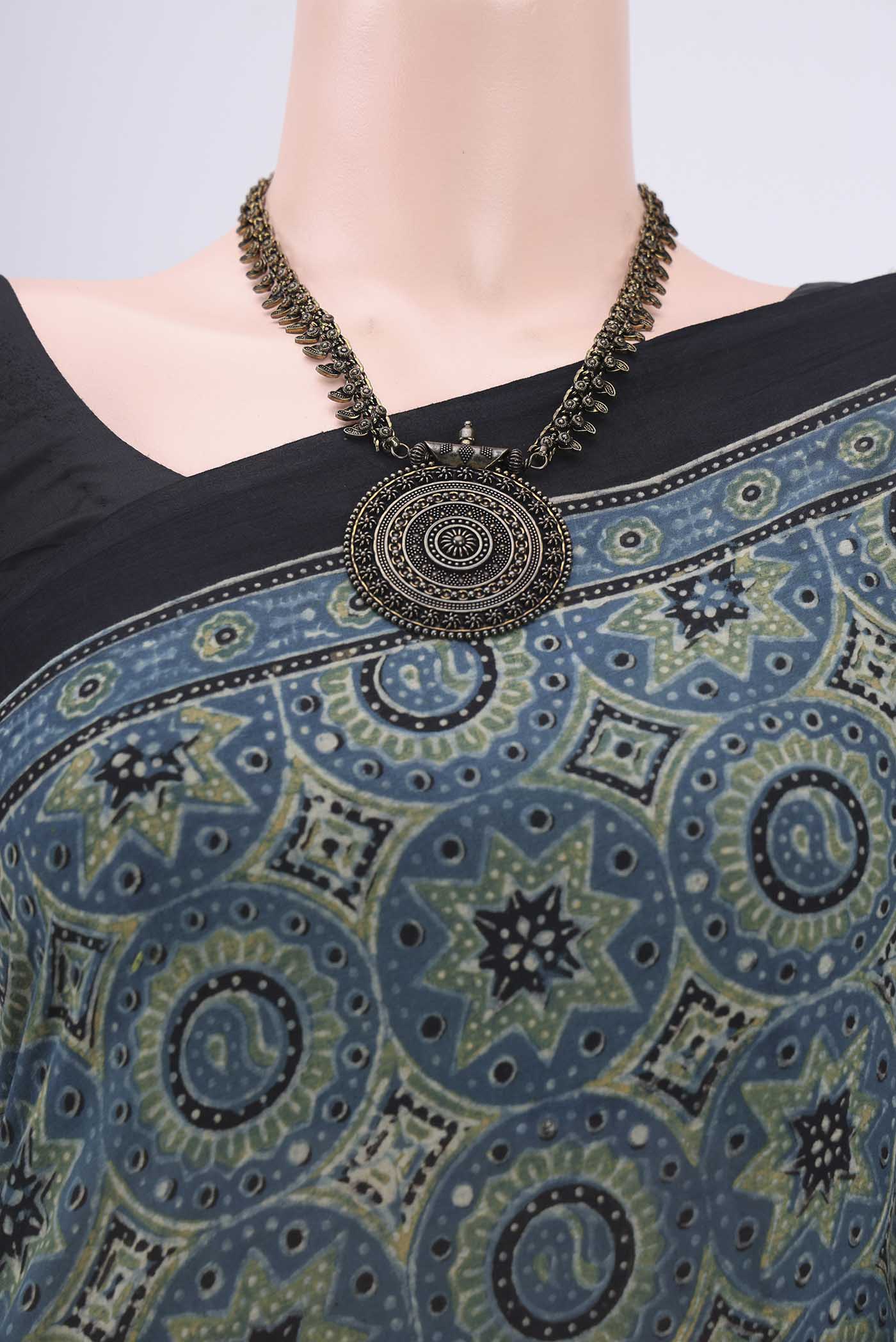 Border image of Dark Blue Maheshwari Silk Cotton Saree with Ajrakh Print on the body and Plain Border. 