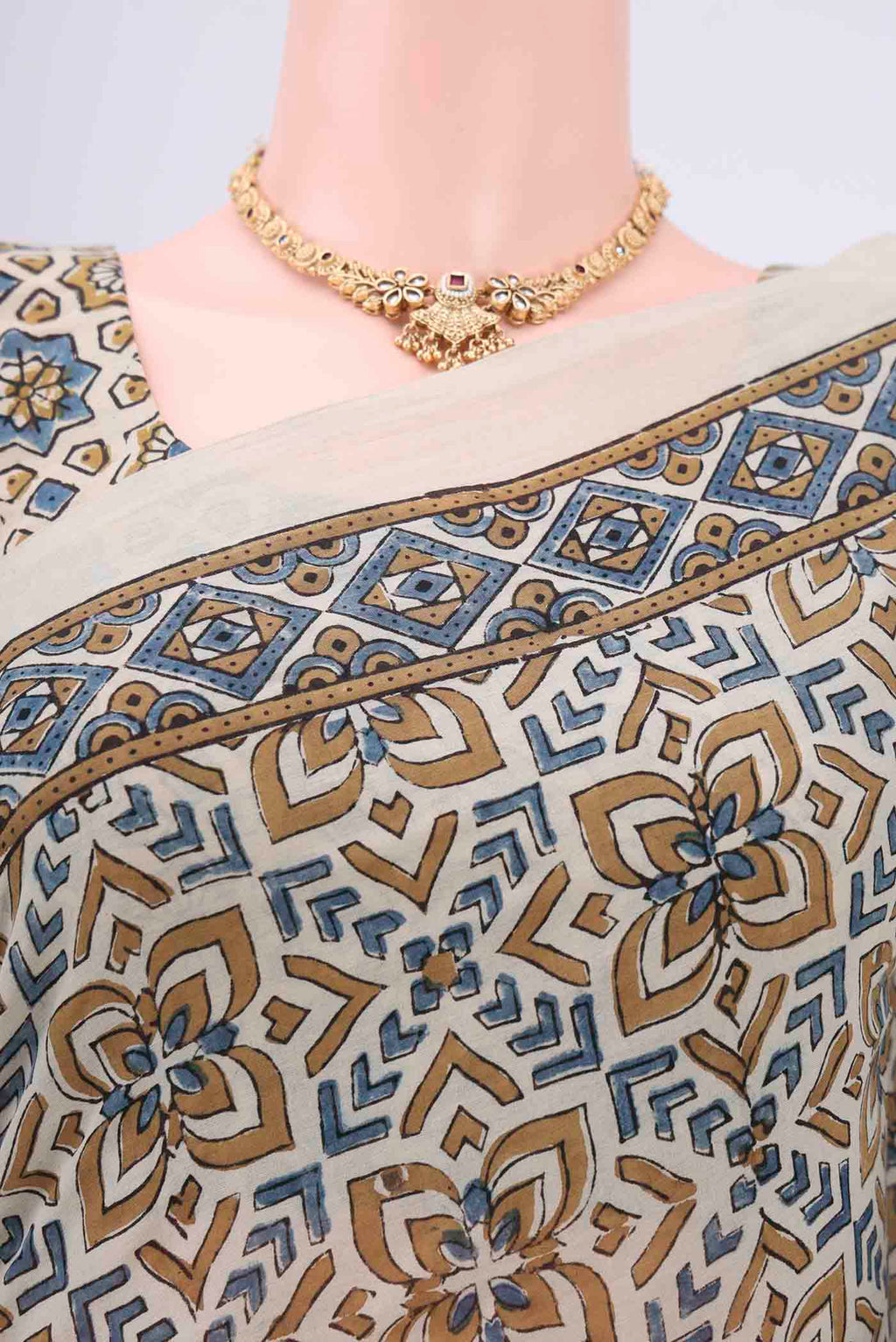 Border image of Beige Maheshwari Silk Cotton Saree with Ajrakh Print on the body and Plain Border. 