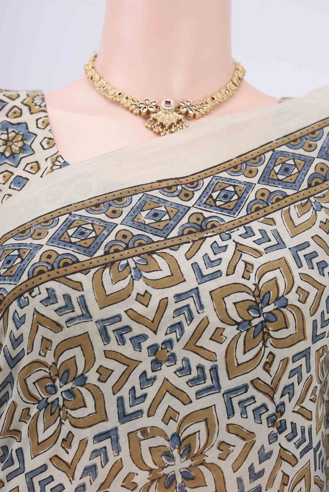 Border image of Beige Maheshwari Silk Cotton Saree with Ajrakh Print on the body and Plain Border. 