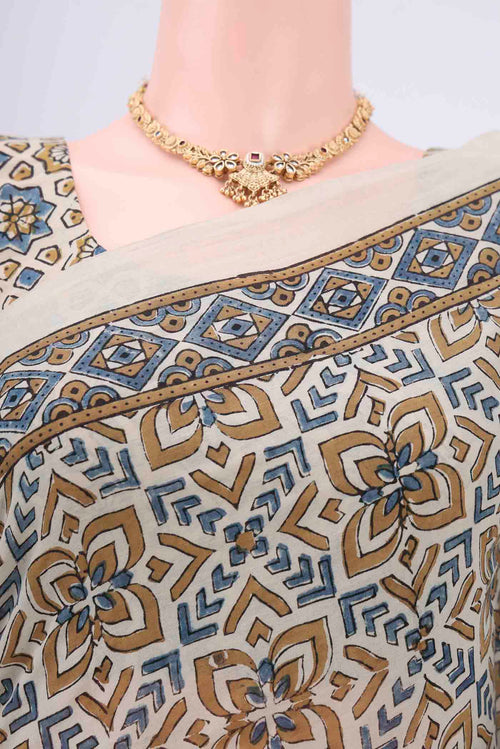 Border image of Beige Maheshwari Silk Cotton Saree with Ajrakh Print on the body and Plain Border. 