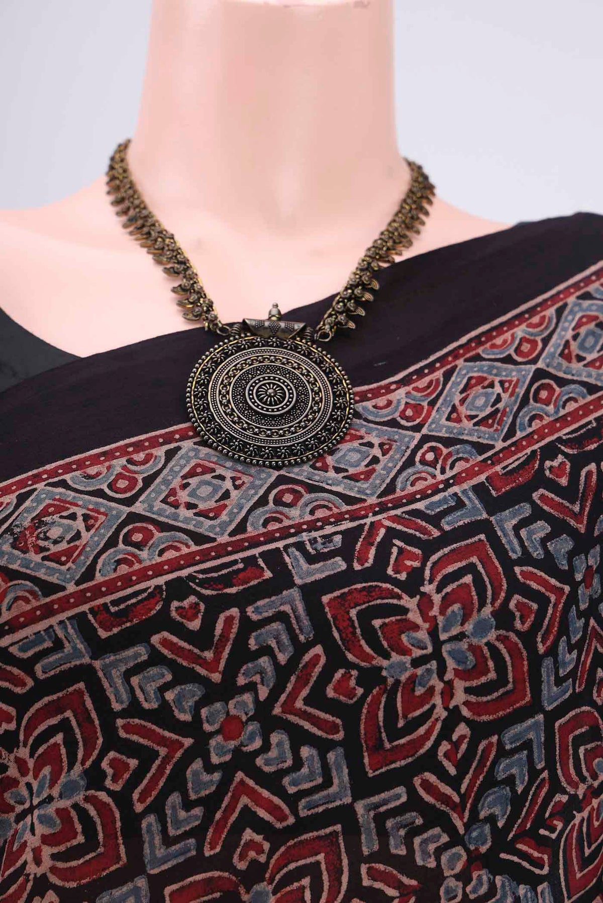 Border image of Black Maheshwari Silk Cotton Saree with Ajrakh Print on the body and Plain Border. 
