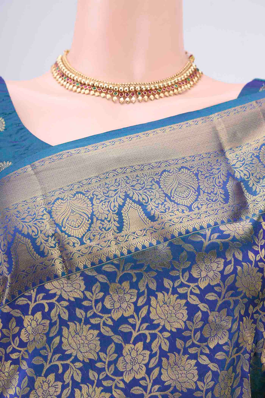 Border image of Blue Dual Tone Bangalore Silk Saree with Zari Brocade on the body and Zari Border. 
