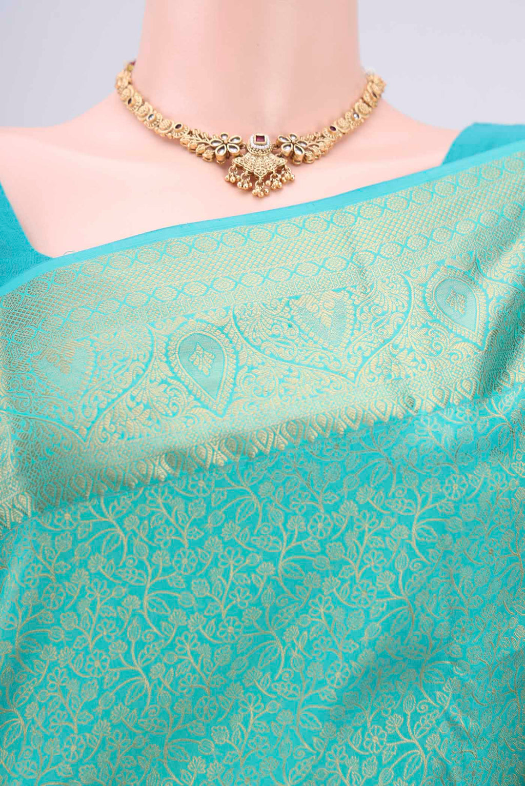Border image of Turquoise Dual Tone Bangalore Silk Saree with Zari Brocade on the body and Zari Border. 