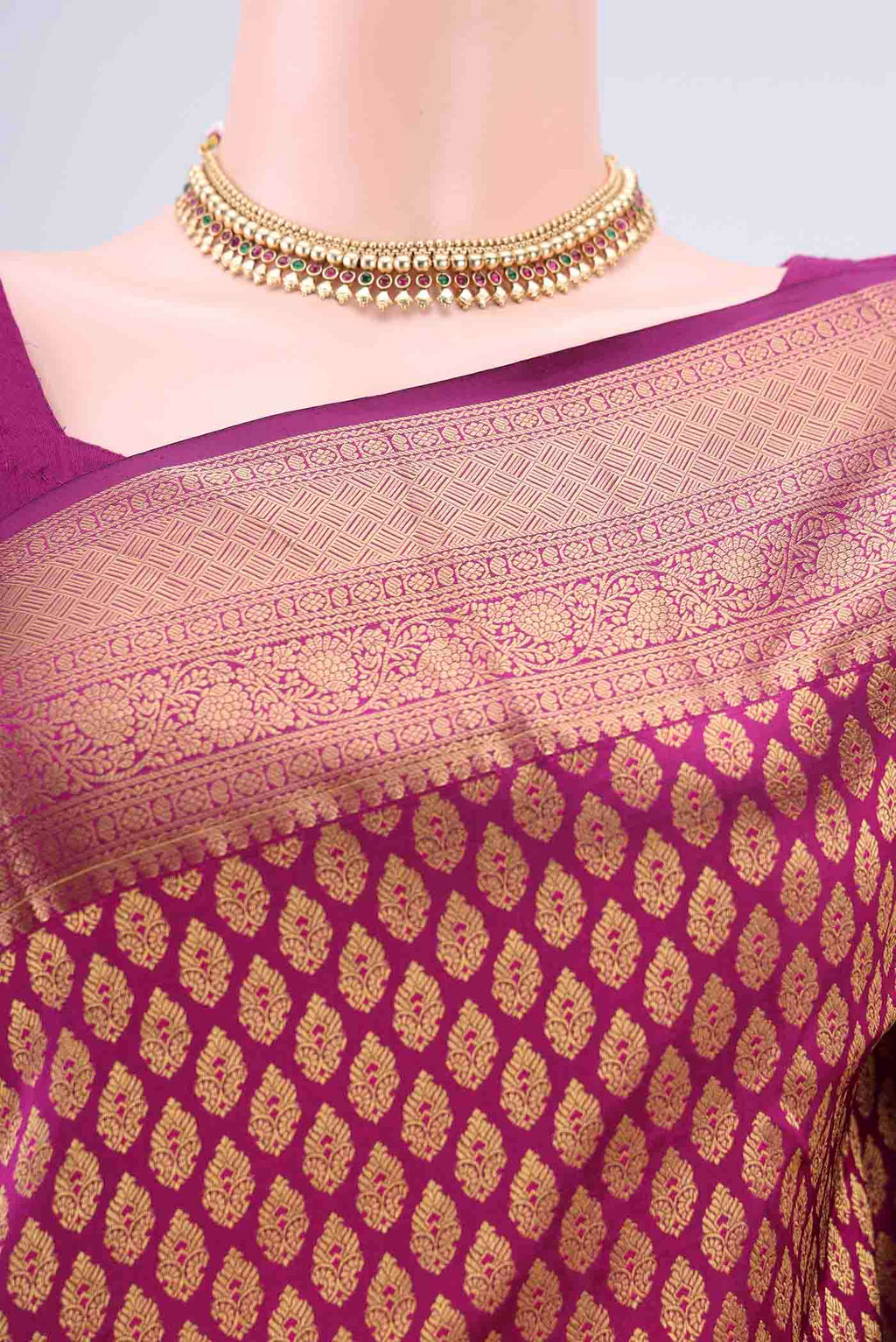 Border image of Magenta Dual Tone Bangalore Silk Saree with Zari Brocade on the body and Zari Border. 