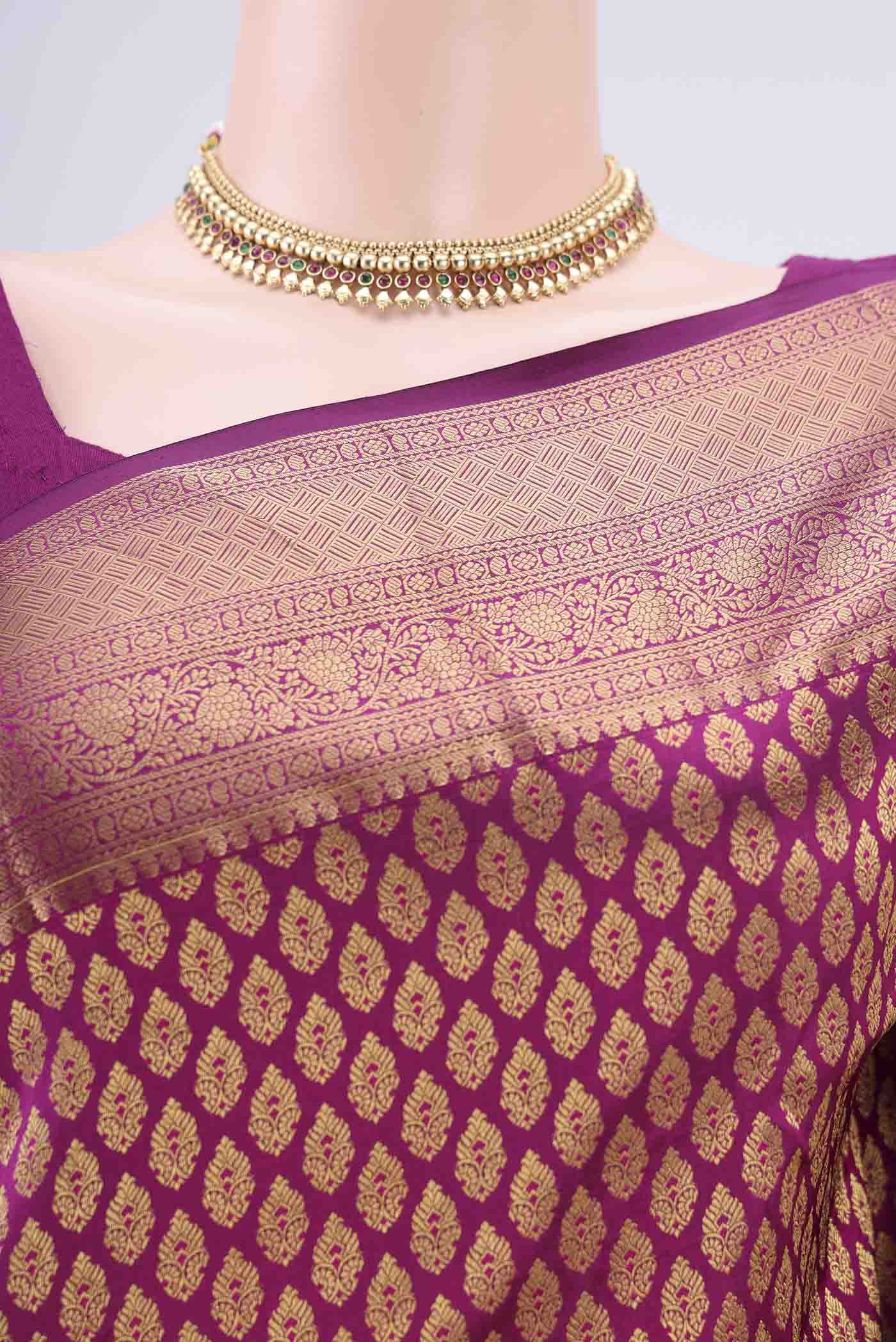 Border image of Magenta Dual Tone Bangalore Silk Saree with Zari Brocade on the body and Zari Border. 