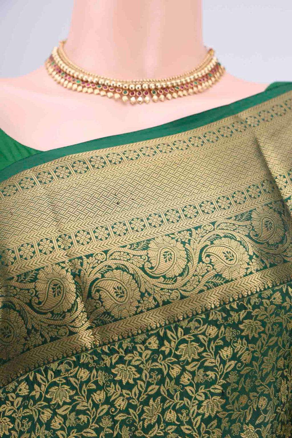 Border image of Bottle Green Dual Tone Bangalore Silk Saree with Zari Brocade on the body and Zari Border. 