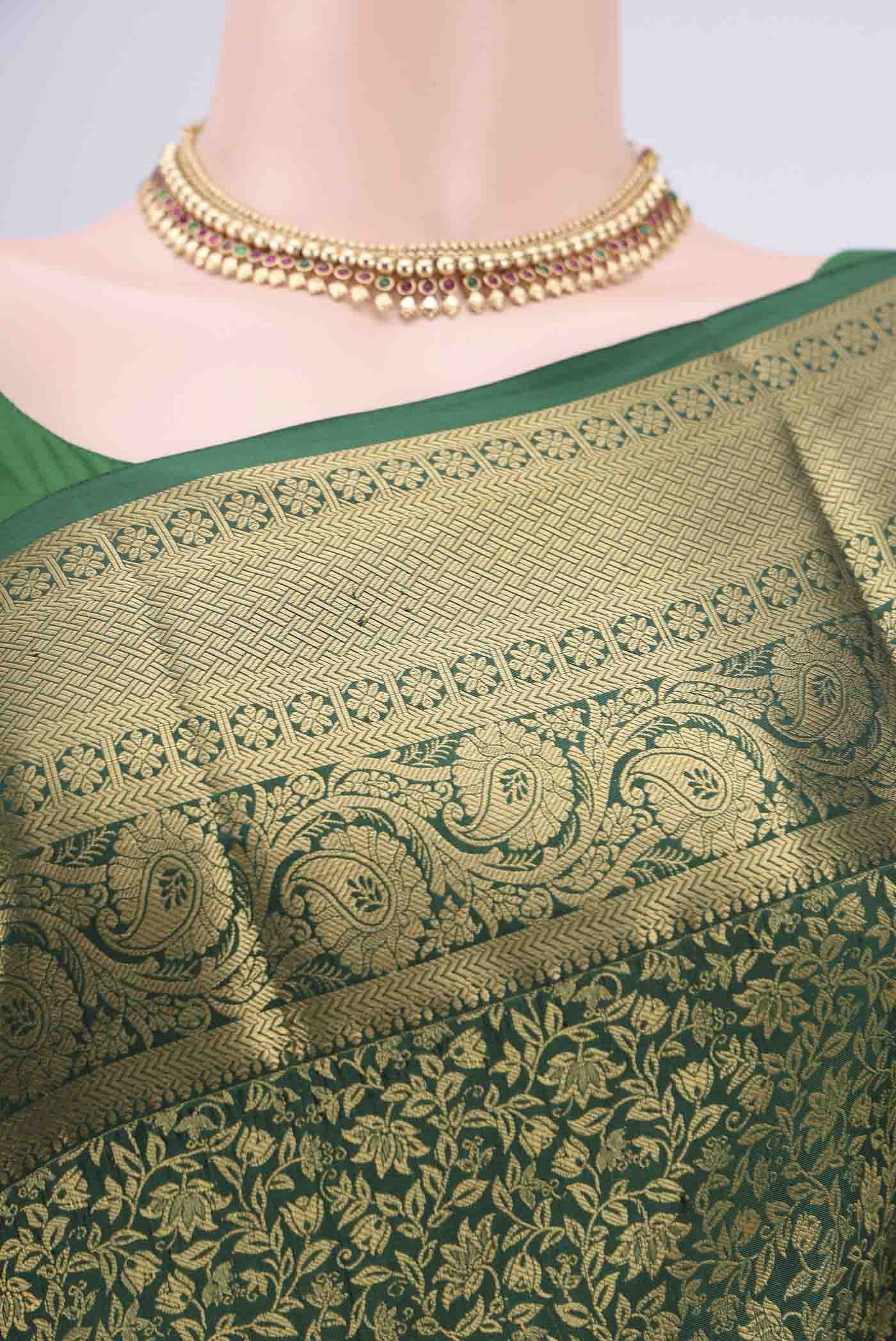 Border image of Bottle Green Dual Tone Bangalore Silk Saree with Zari Brocade on the body and Zari Border. 