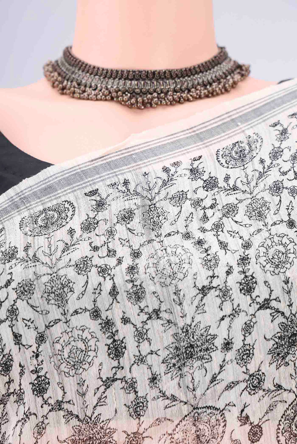 Border image of Off White Tussar Silk Saree with Printed design on the body and Plain Border. 