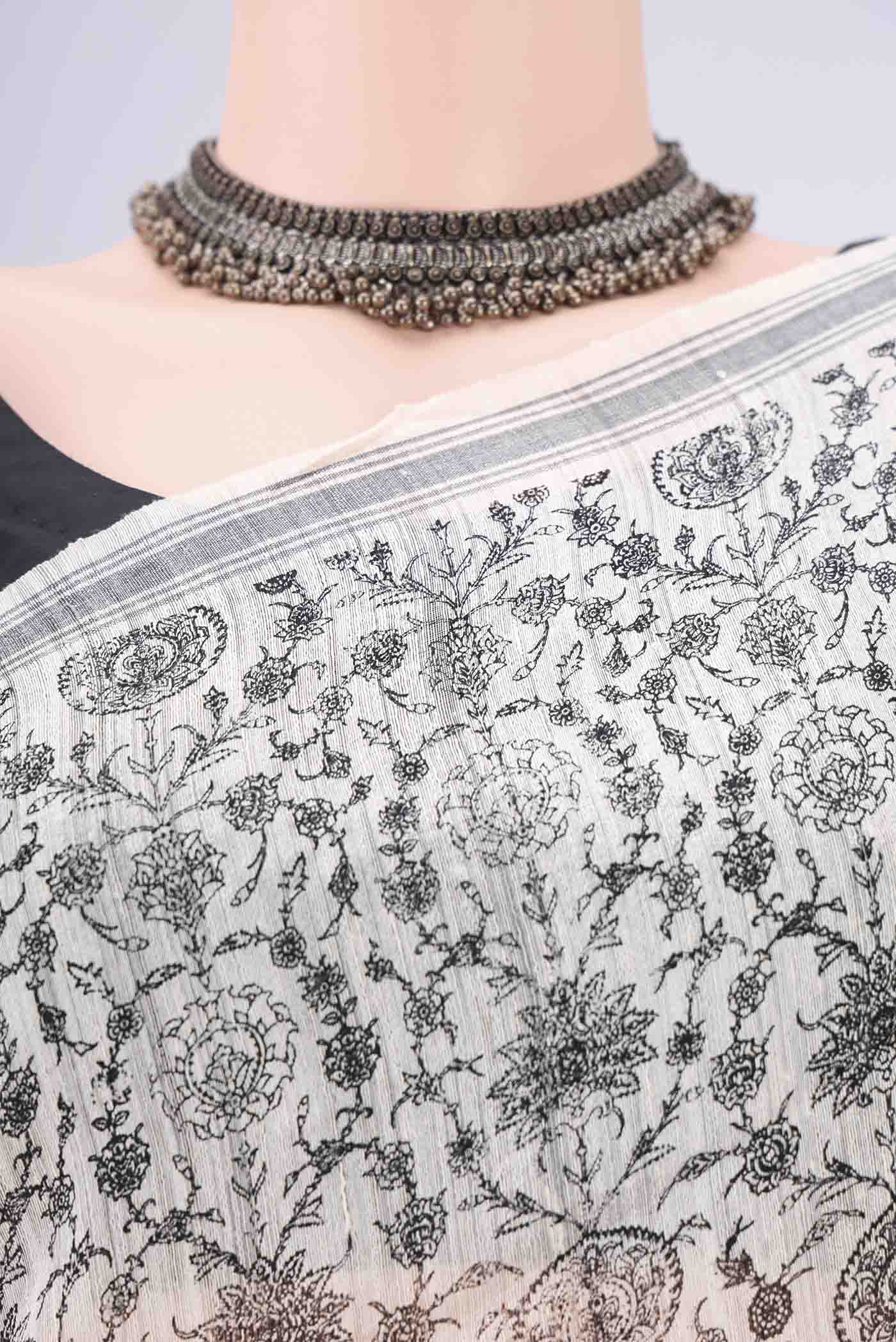 Border image of Off White Tussar Silk Saree with Printed design on the body and Plain Border. 