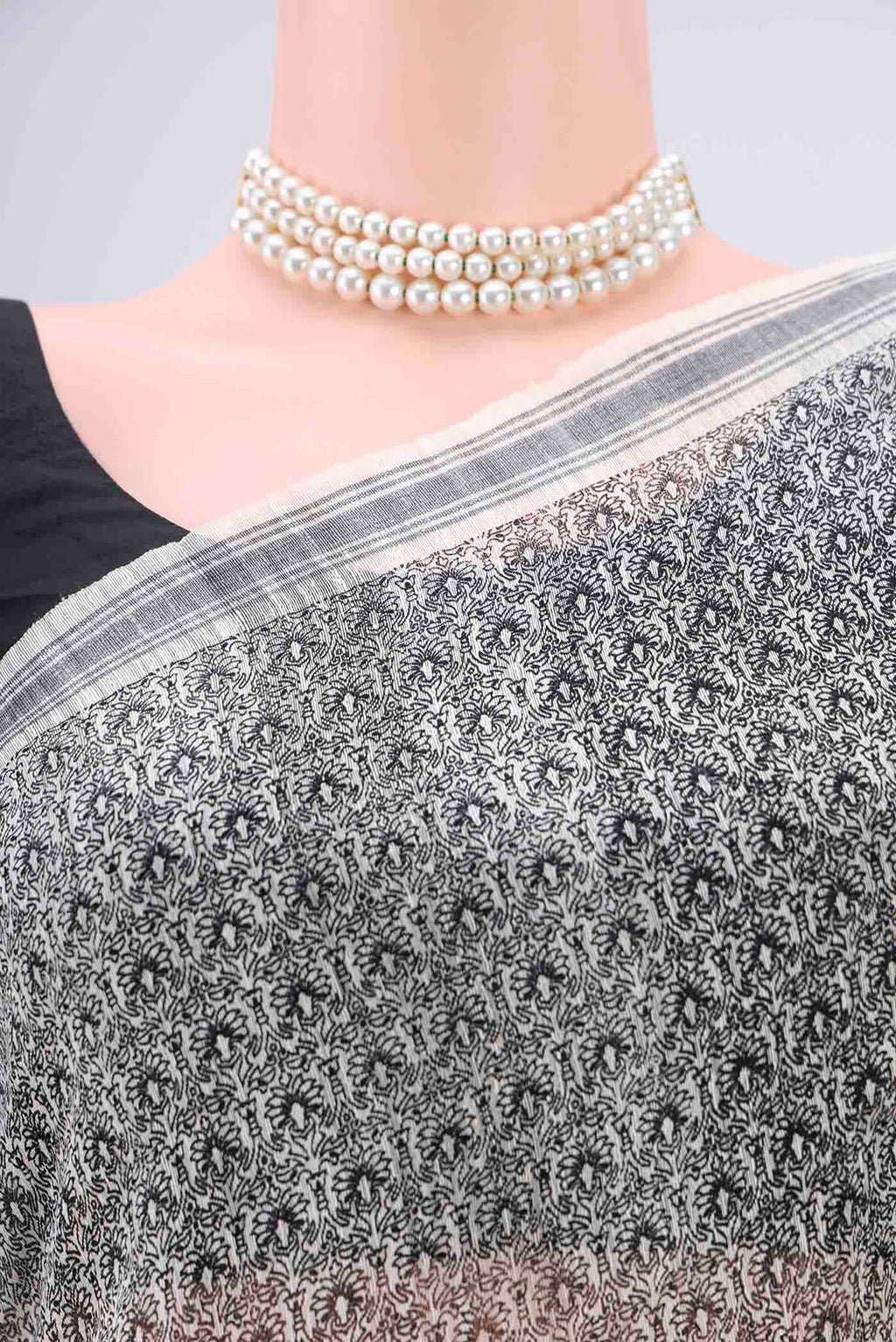 Border image of Off White Tussar Silk Saree with Printed design on the body and Plain Border. 