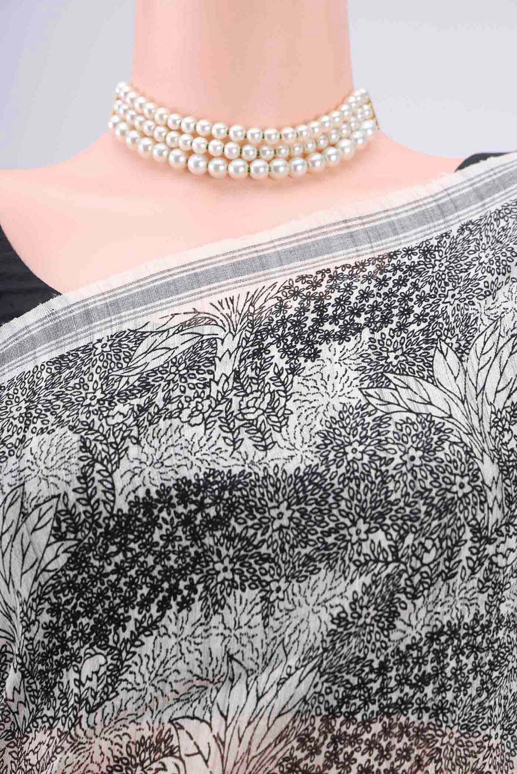 Border image of Off White Tussar Silk Saree with Printed design on the body and Plain Border. 