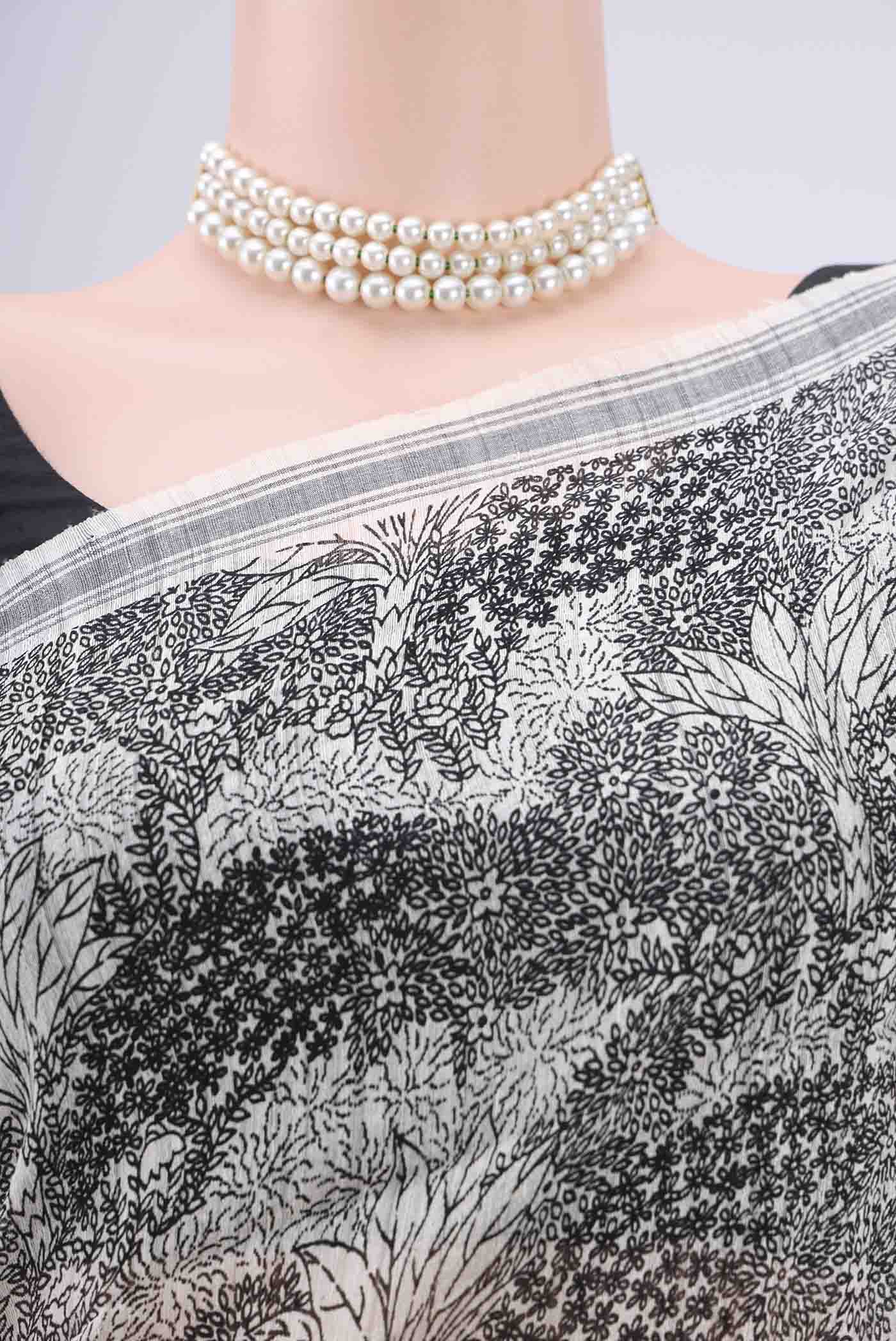 Border image of Off White Tussar Silk Saree with Printed design on the body and Plain Border. 