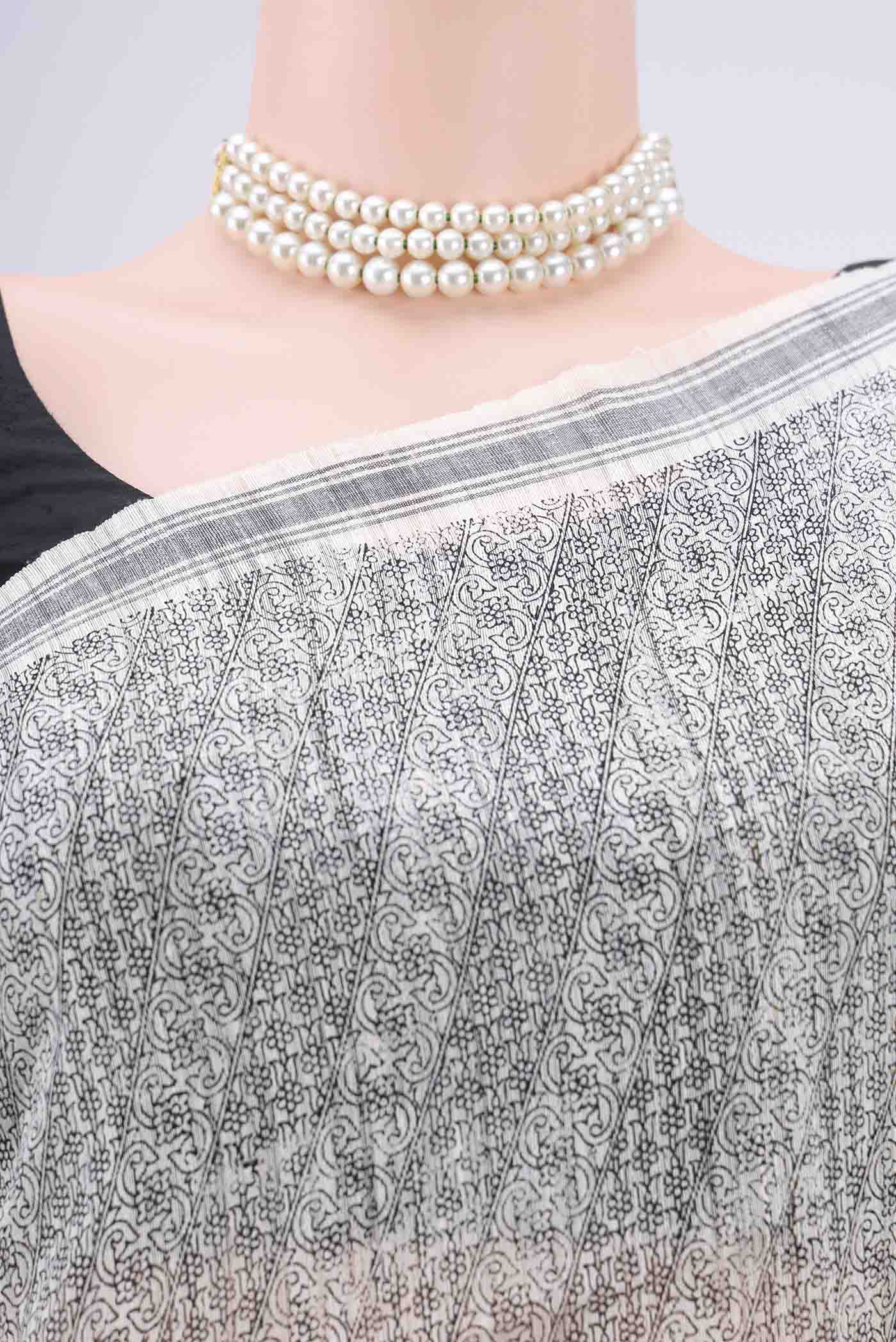 Border image of Off White Tussar Silk Saree with Printed design on the body and Plain Border. 