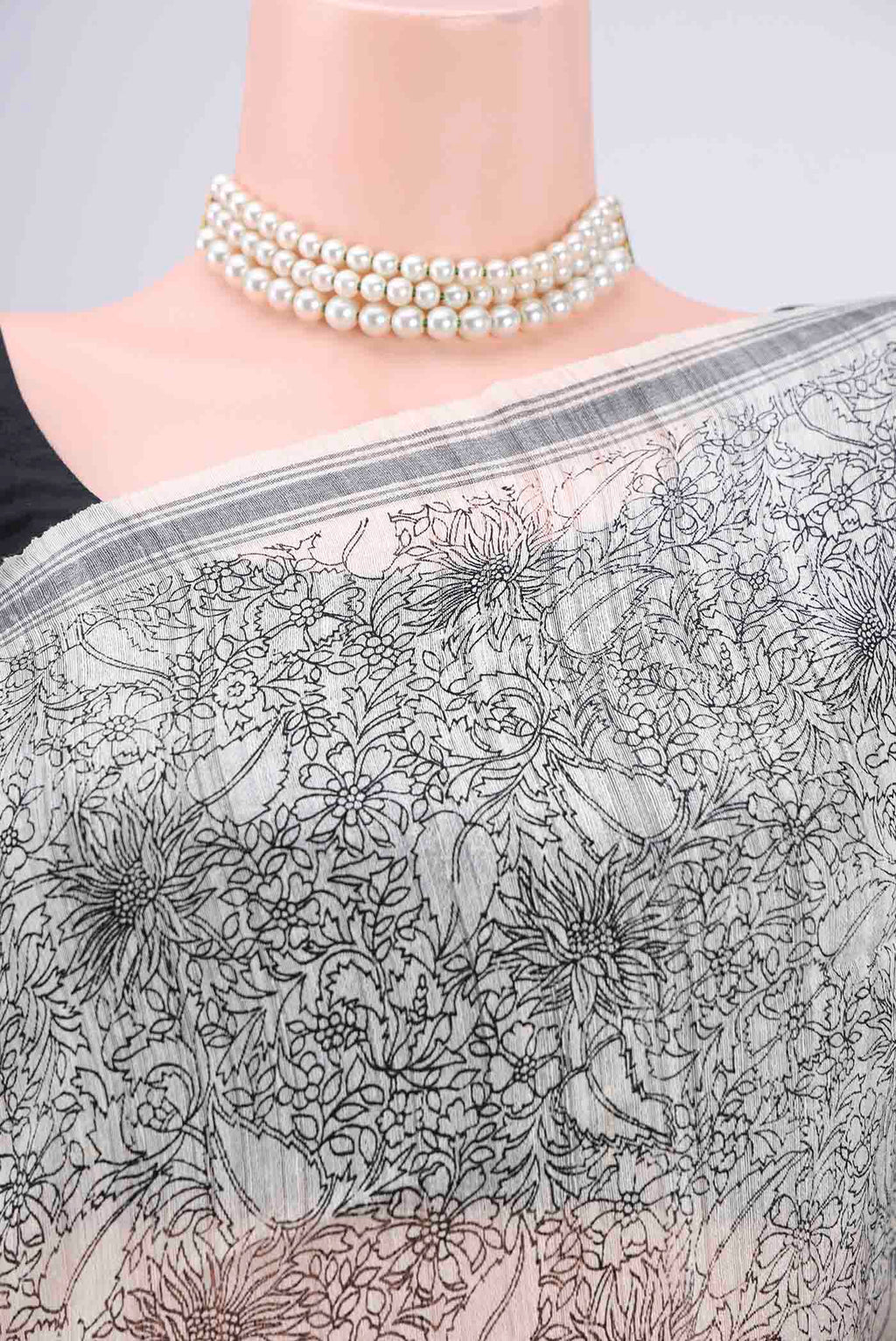 Border image of Off White Tussar Silk Saree with Printed design on the body and Plain Border. 
