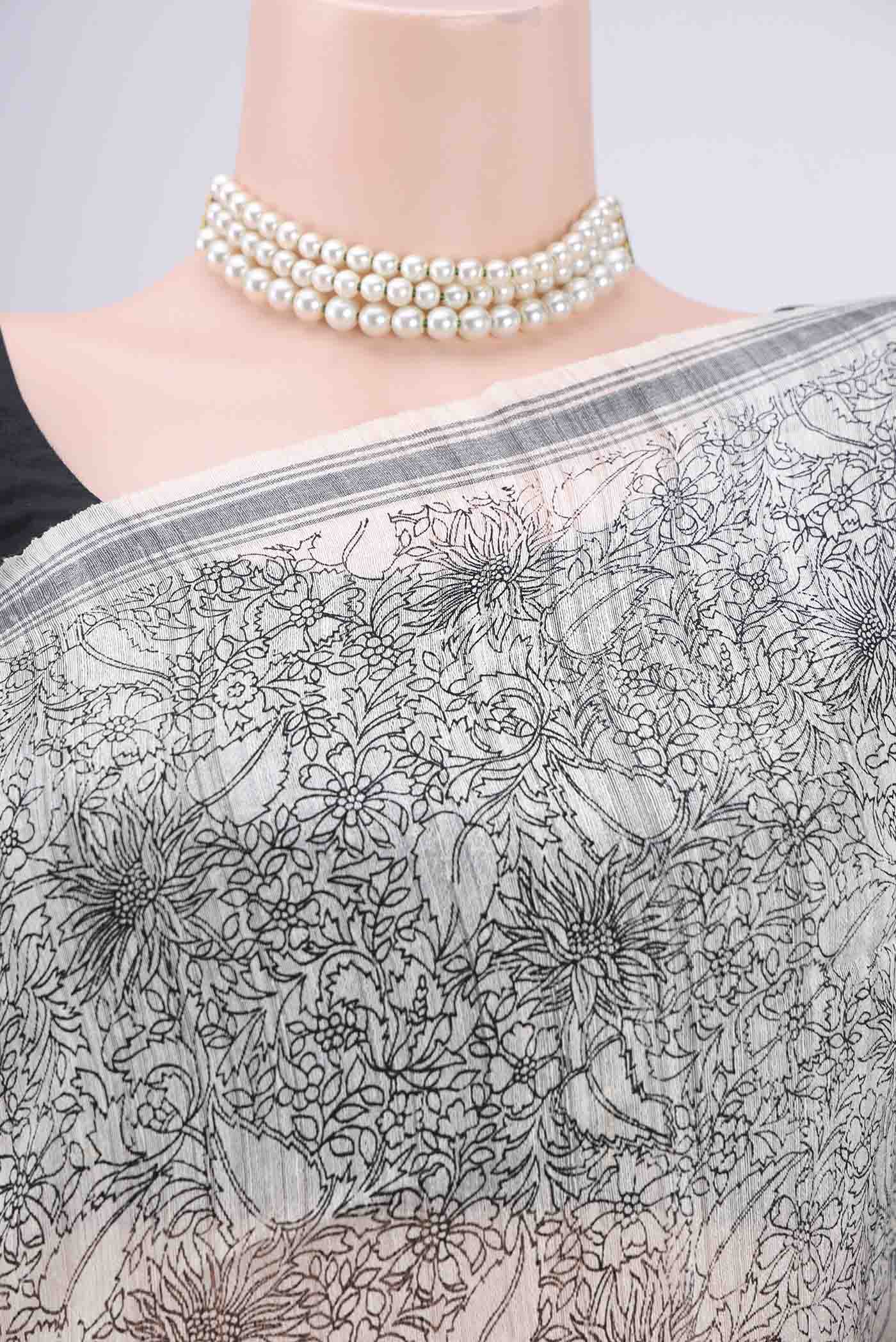 Border image of Off White Tussar Silk Saree with Printed design on the body and Plain Border. 