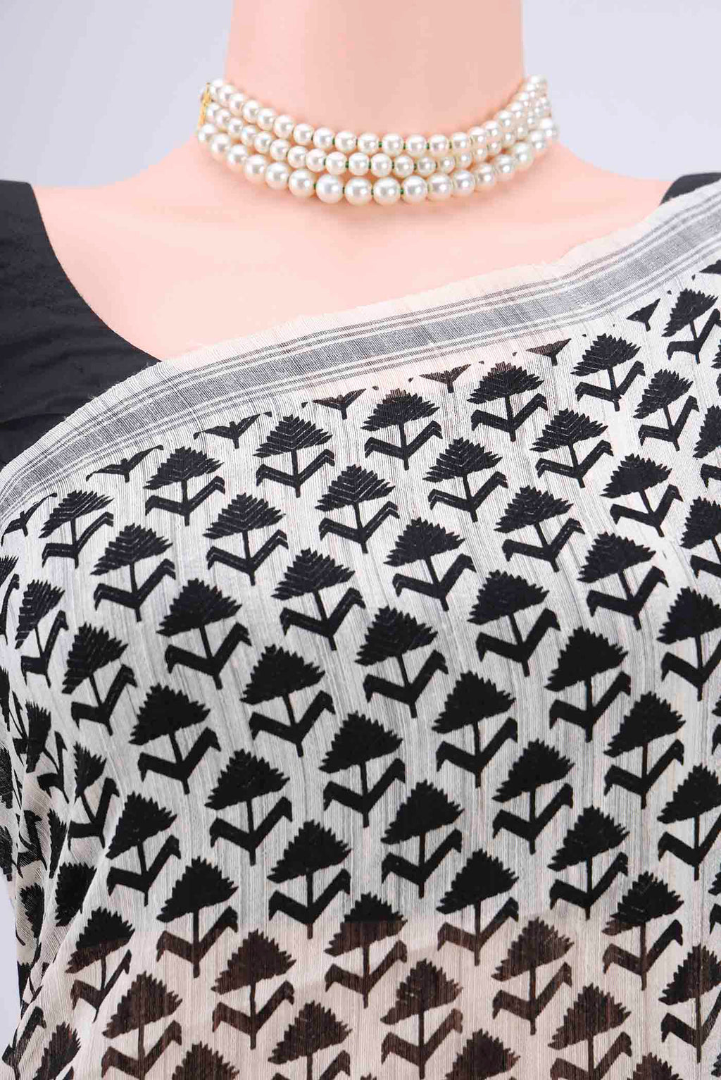 Border image of Off White Tussar Silk Saree with Printed design on the body and Plain Border. 