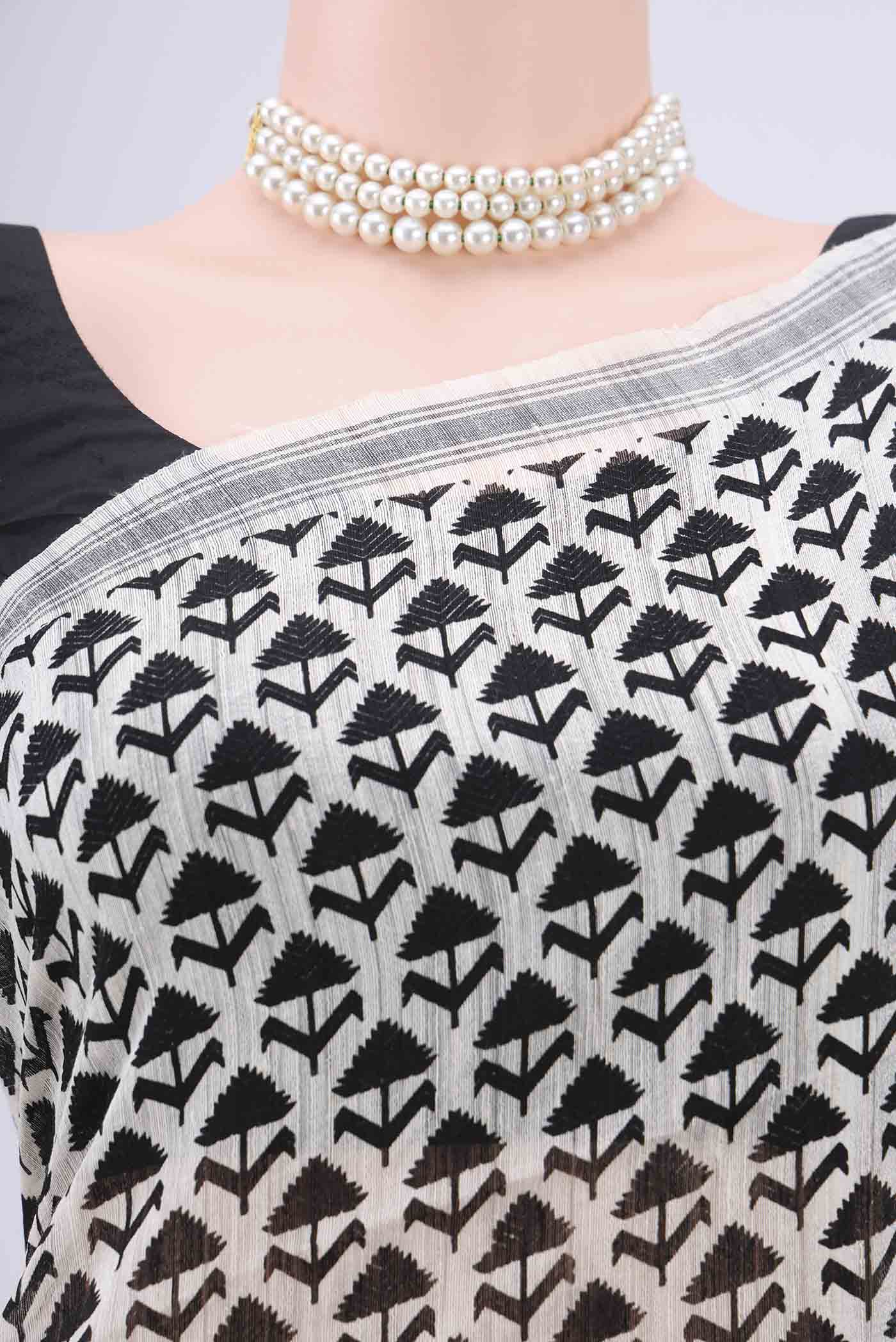 Border image of Off White Tussar Silk Saree with Printed design on the body and Plain Border. 