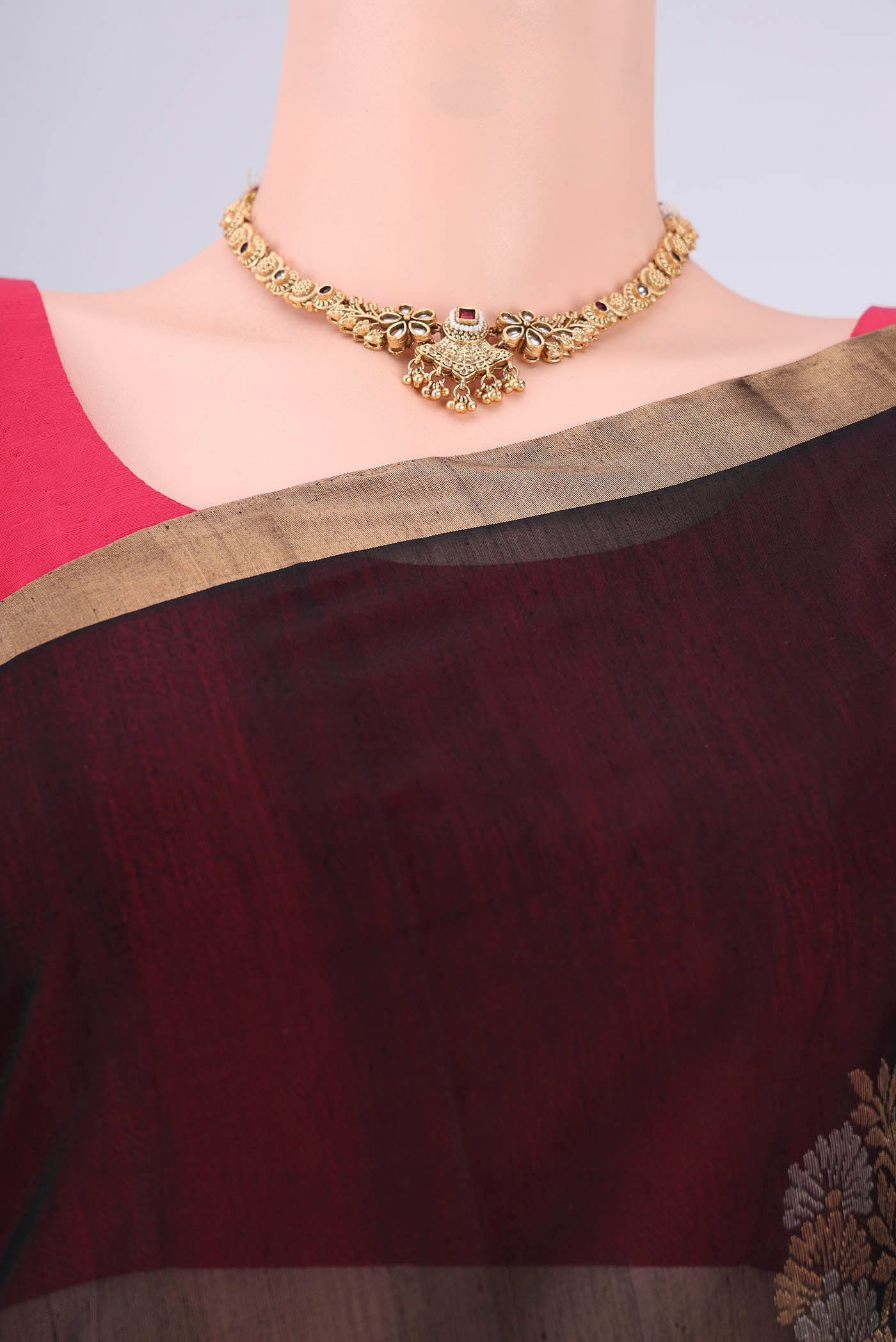 Border image of Black Silk Cotton Saree with Zari Brocade on the body and Zari Border. 