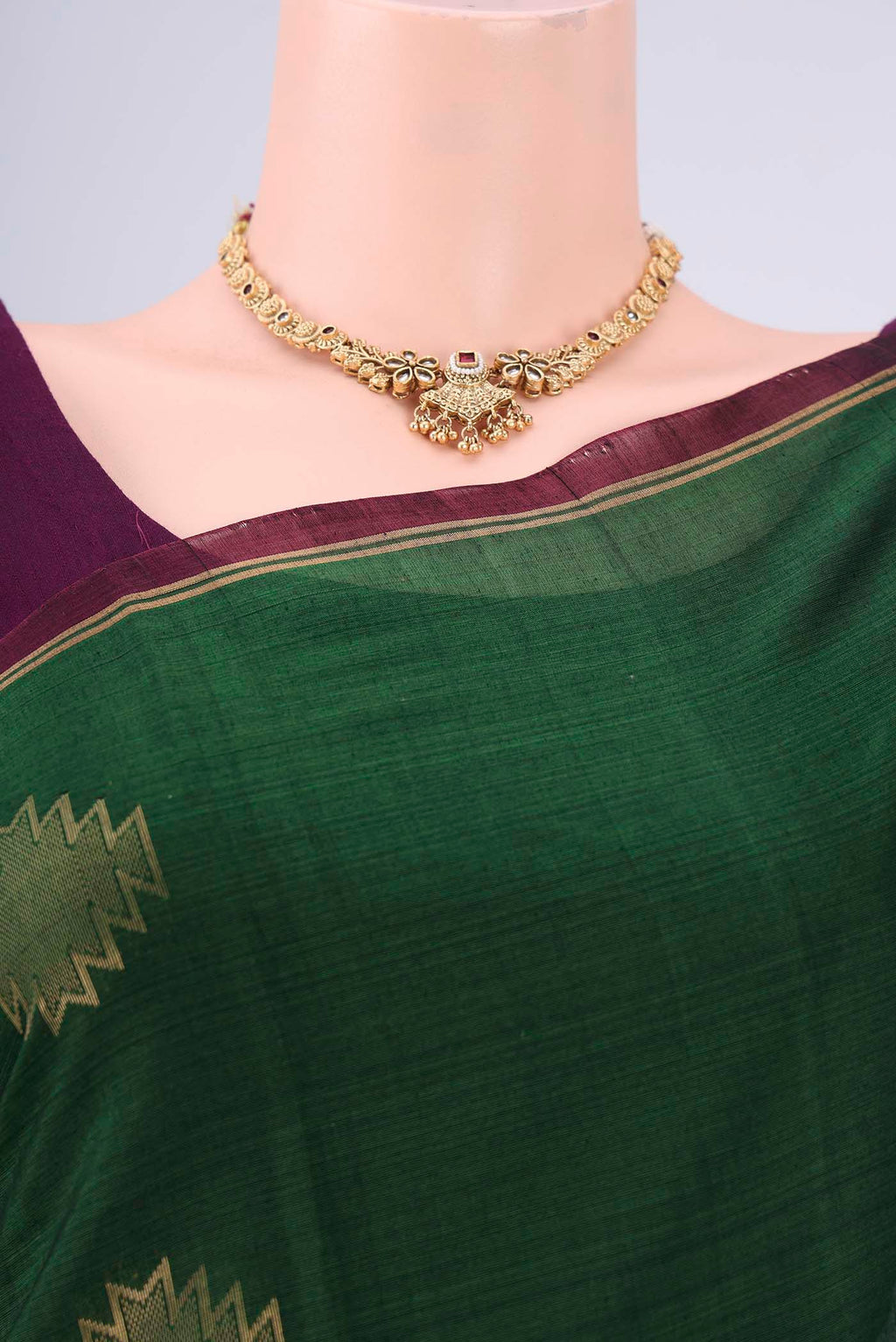 Border image of Bottle Green Silk Cotton Saree with Zari Brocade on the body and Zari Border. 