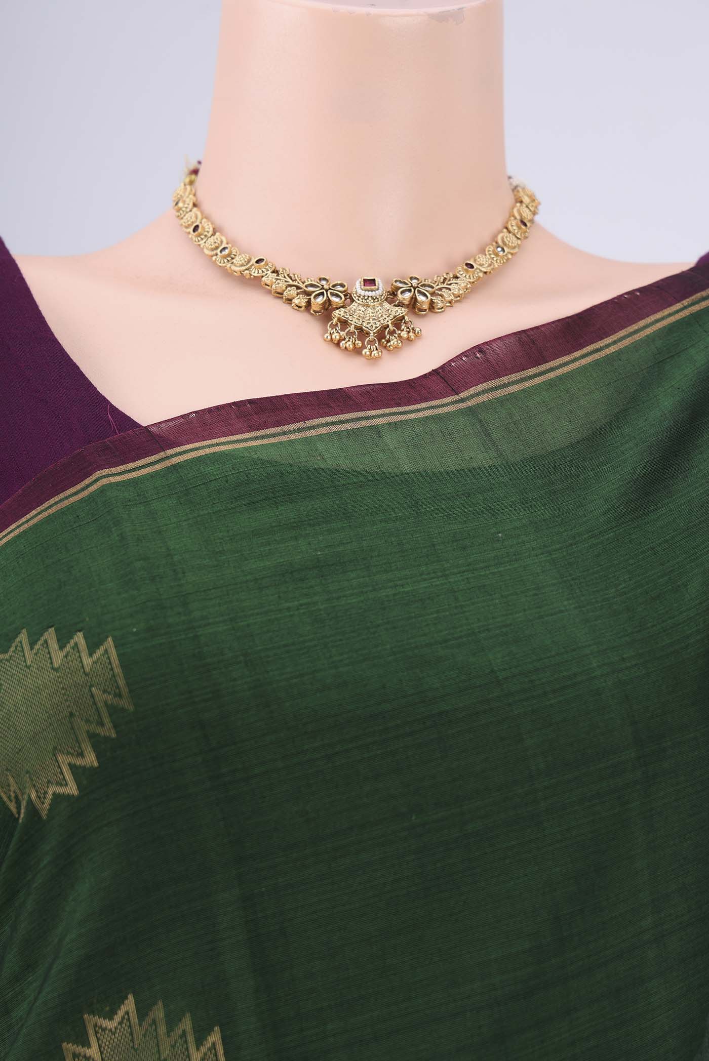 Border image of Bottle Green Silk Cotton Saree with Zari Brocade on the body and Zari Border. 