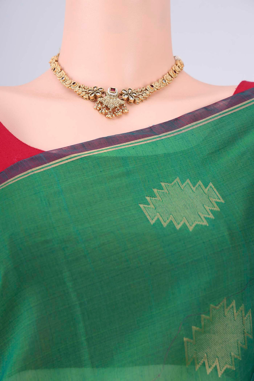 Border image of Green Silk Cotton Saree with Zari Brocade on the body and Zari Border. 