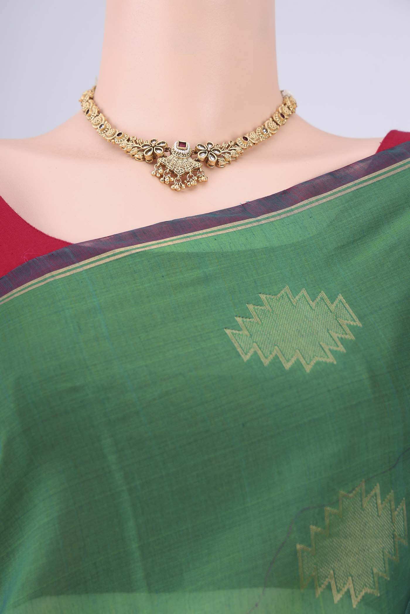 Border image of Green Silk Cotton Saree with Zari Brocade on the body and Zari Border. 