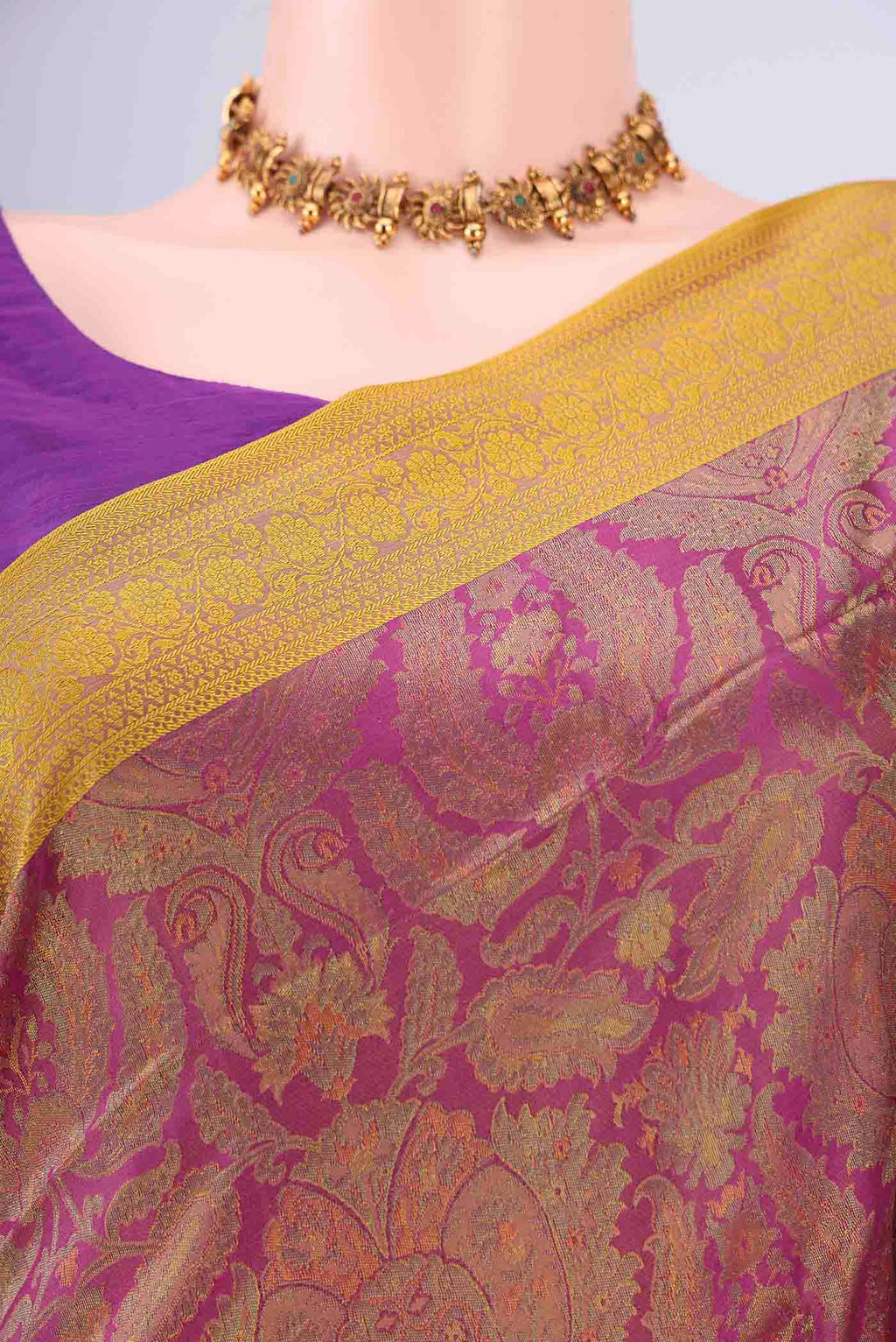 Border image of Magenta Soft Silk Saree with Jacquard design on the body and Thread Border. 