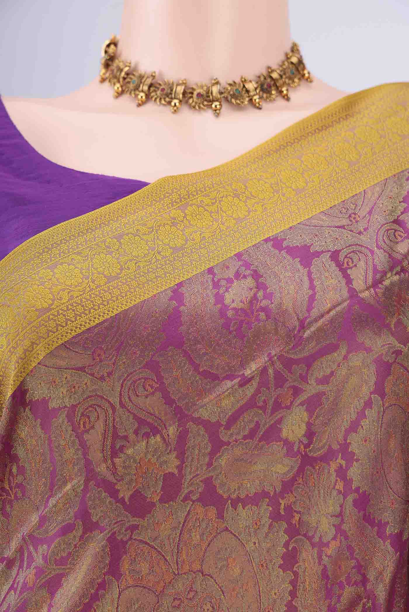 Border image of Magenta Soft Silk Saree with Jacquard design on the body and Thread Border. 