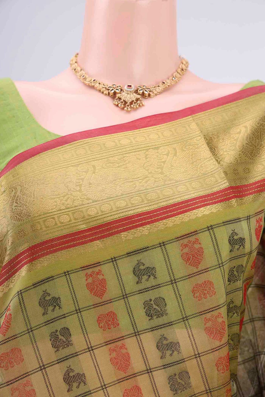 Border image of Light Green Kanjivaram Saree with Checked design on the body and Zari Border. 