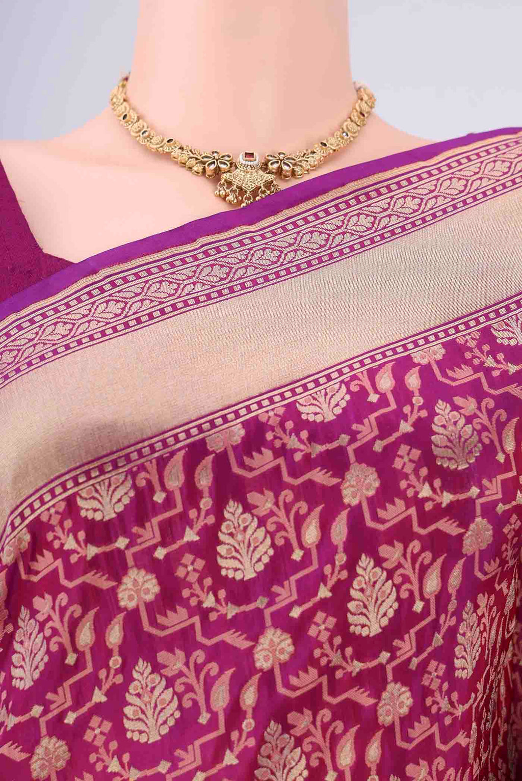 Border image of Magenta Banarasi Silk Saree with Jacquard With Zari Butta on the body and Zari Border. 