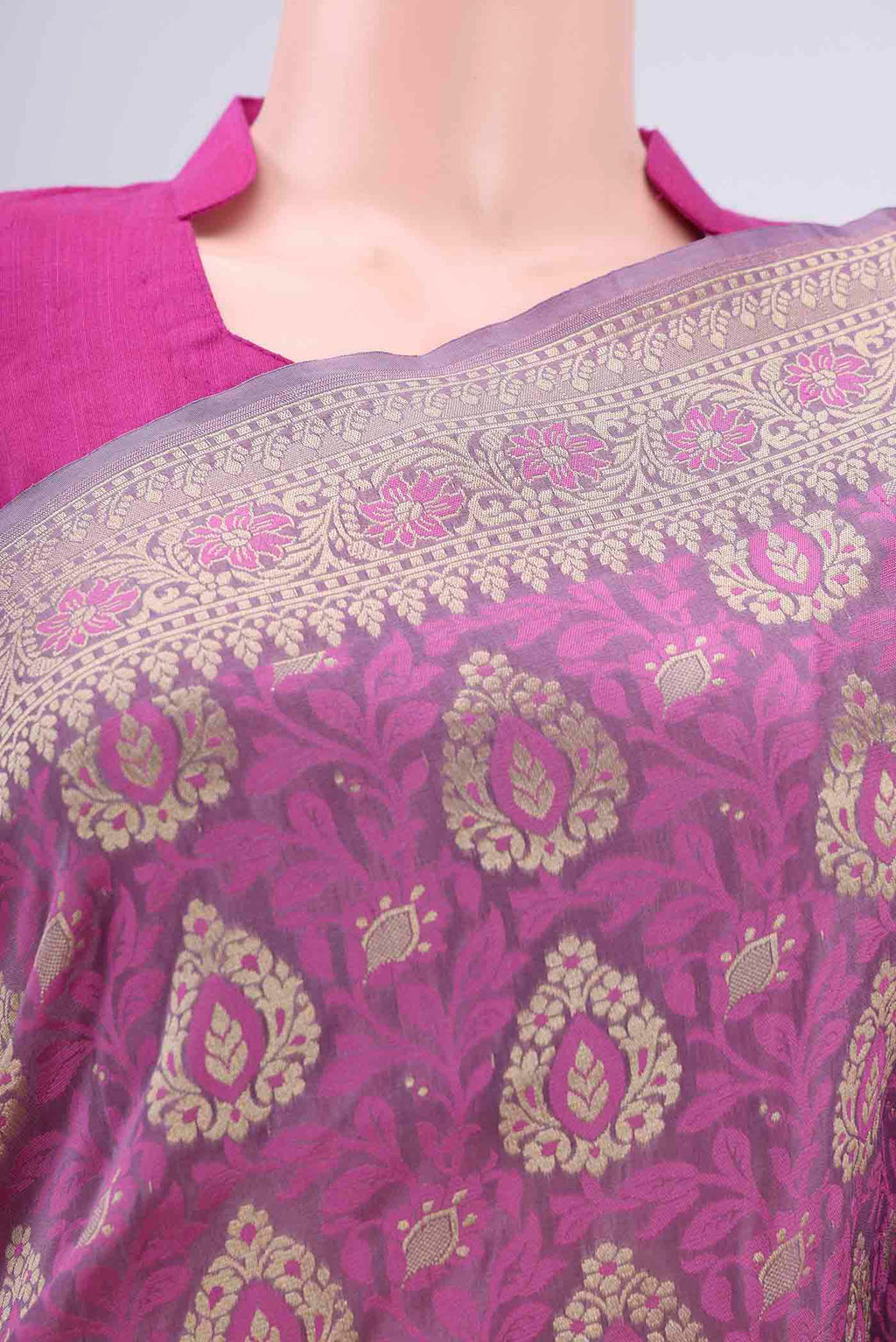Border image of Light Magenta Banarasi Silk Saree with Zari And Thread Butta on the body and Zari Border. 