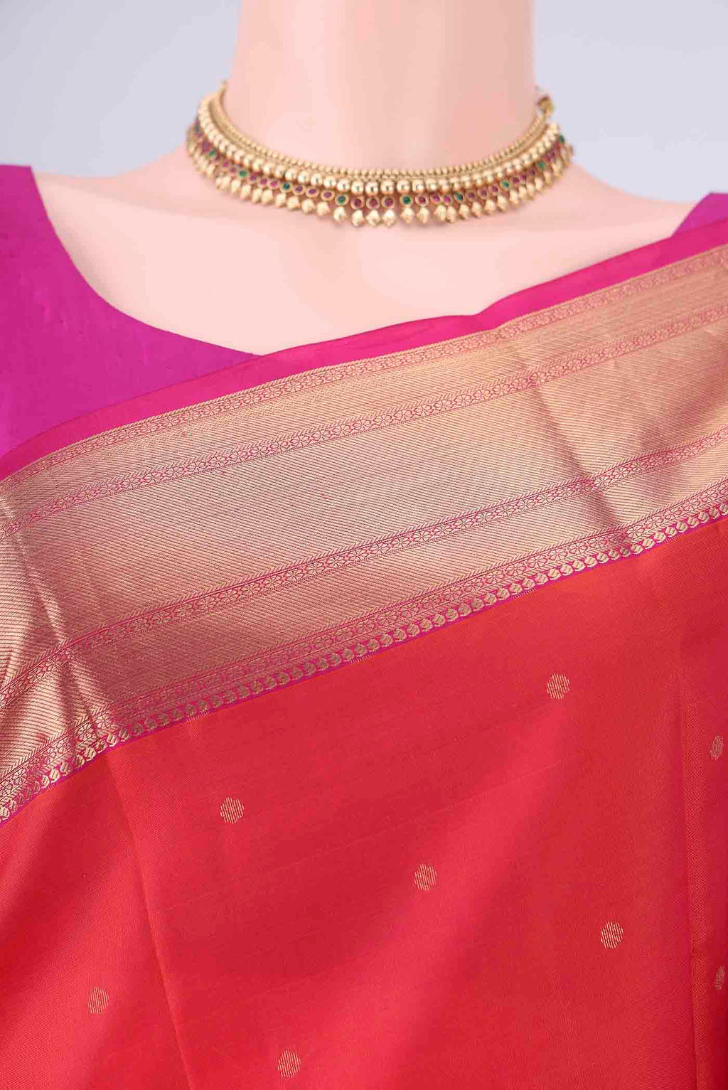 Border image of Dark Pink Dual Tone Kanchipuram Silk Saree with Plain Body and Zari Border. 