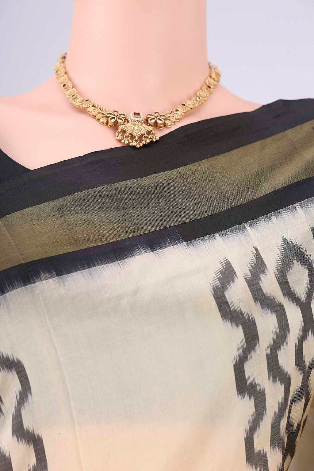 Border image of Cream Pochampally Silk Saree with Ikat design on the body and Plain Border. 