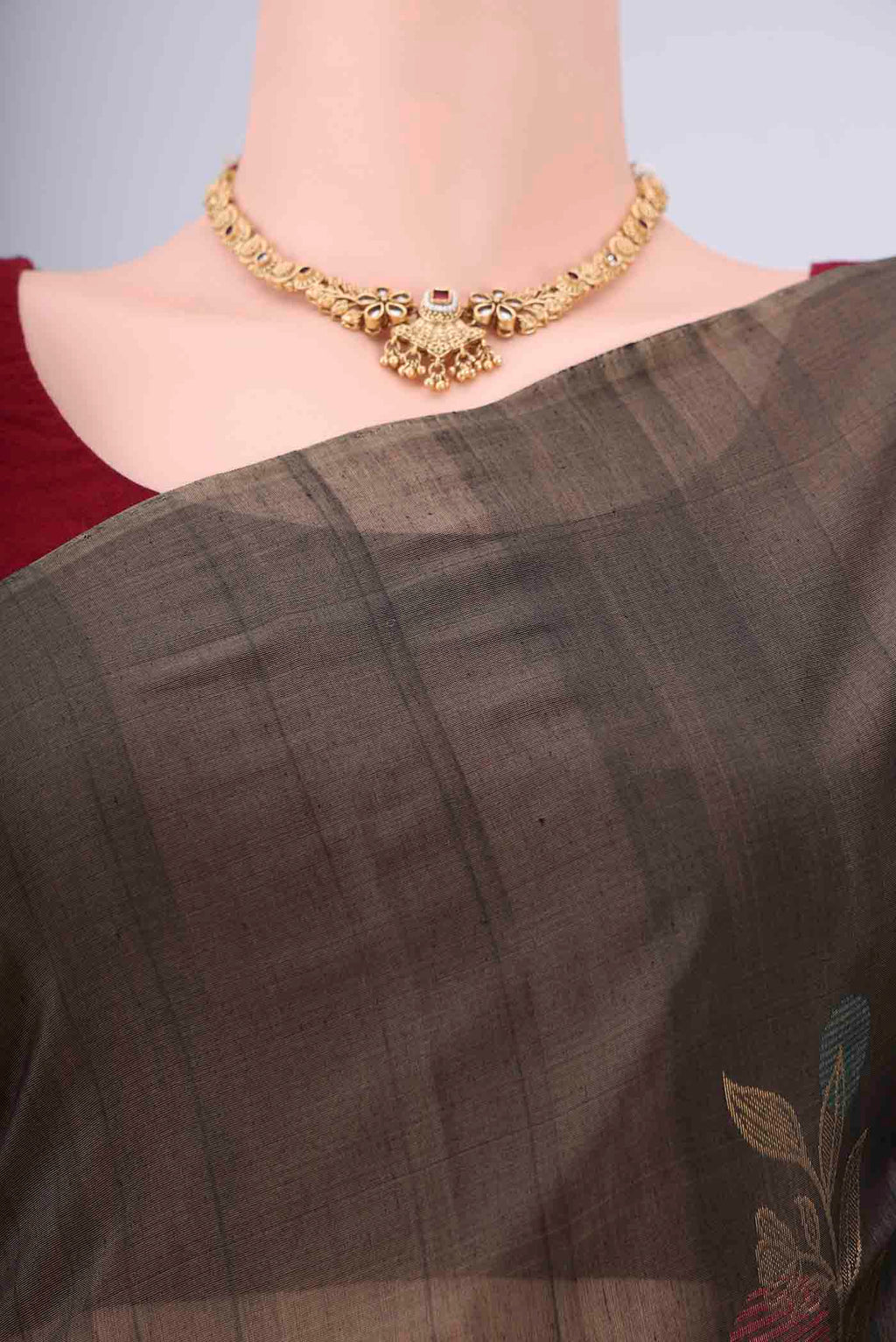 Border image of Grey Silk Cotton Saree with Zari Brocade on the body and Zari Border. 