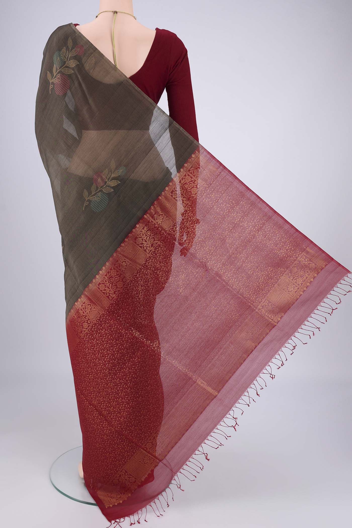 Flat view of Grey Silk Cotton Saree with Zari Brocade on the body and Zari Border. 
