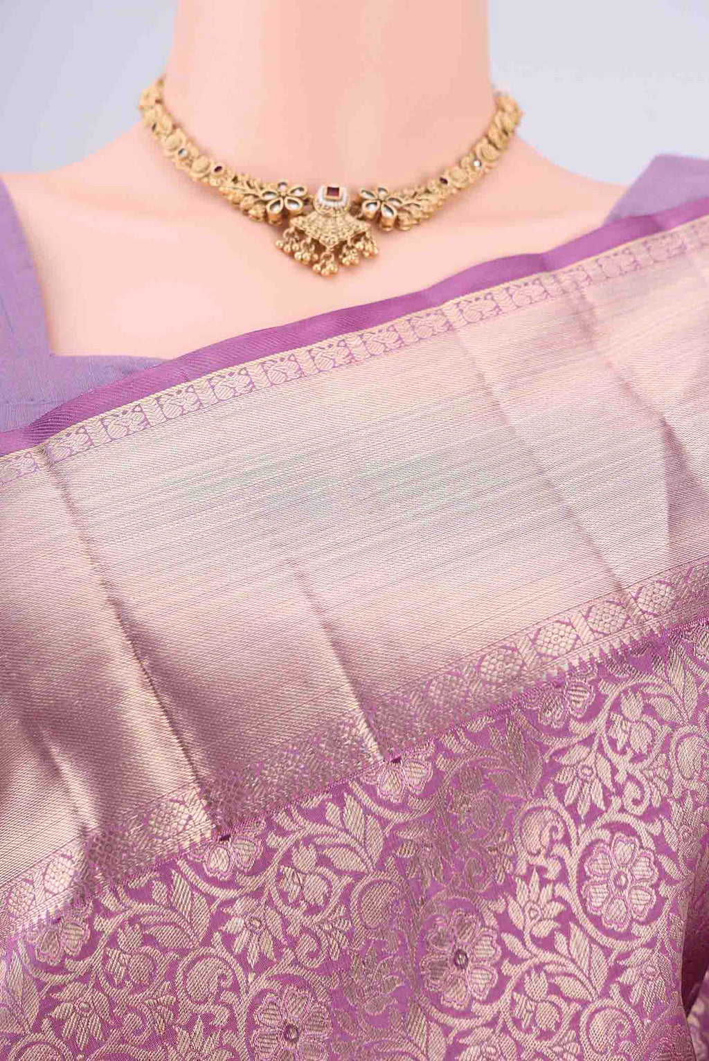 Border image of Lilac Dual Tone Kanchipuram Silk Saree with Zari Brocade on the body and Zari Border. 
