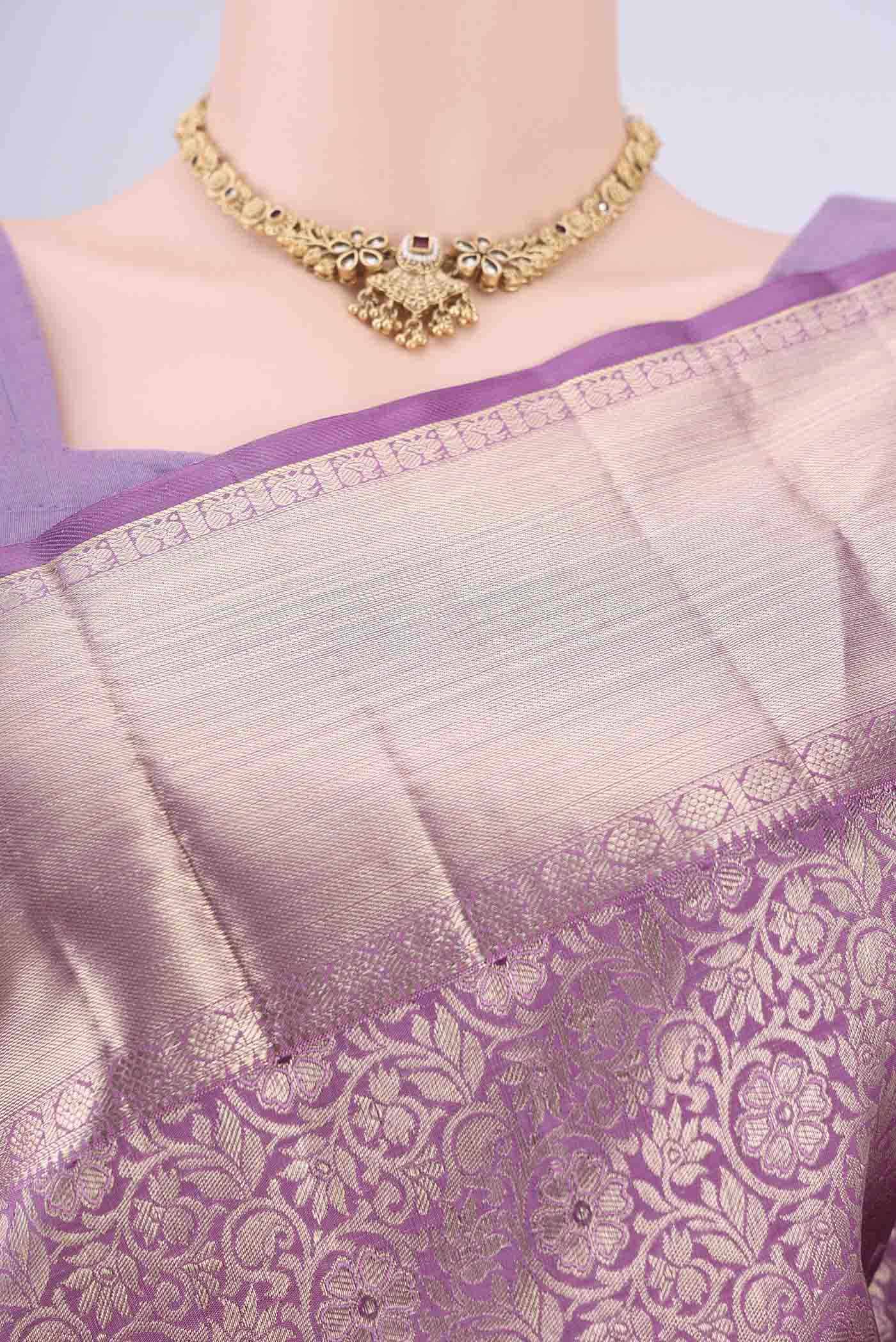 Border image of Lilac Dual Tone Kanchipuram Silk Saree with Zari Brocade on the body and Zari Border. 