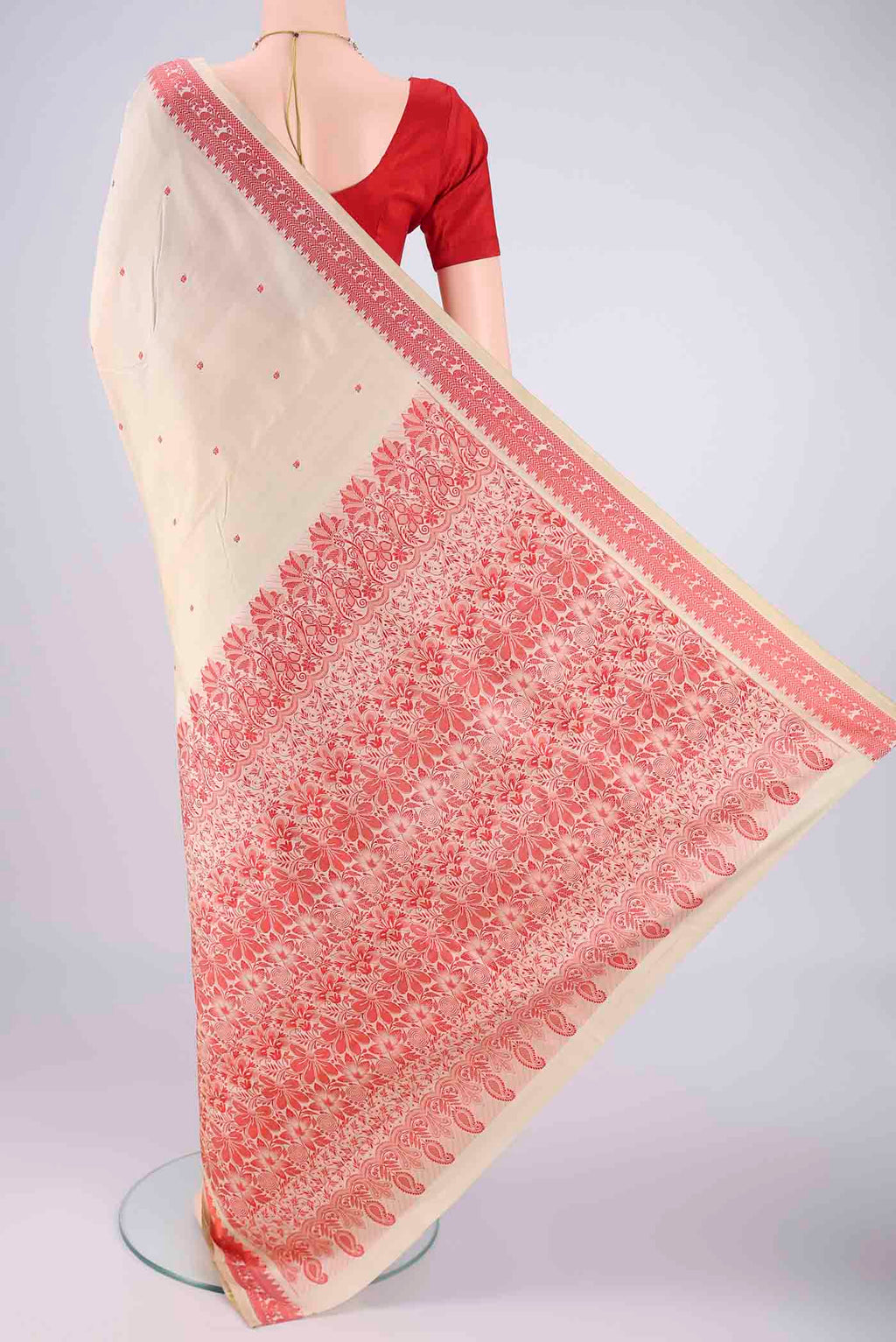 Flat view of Beige Kanchipuram Silk Saree with Thread Butta on the body and Thread Border. 