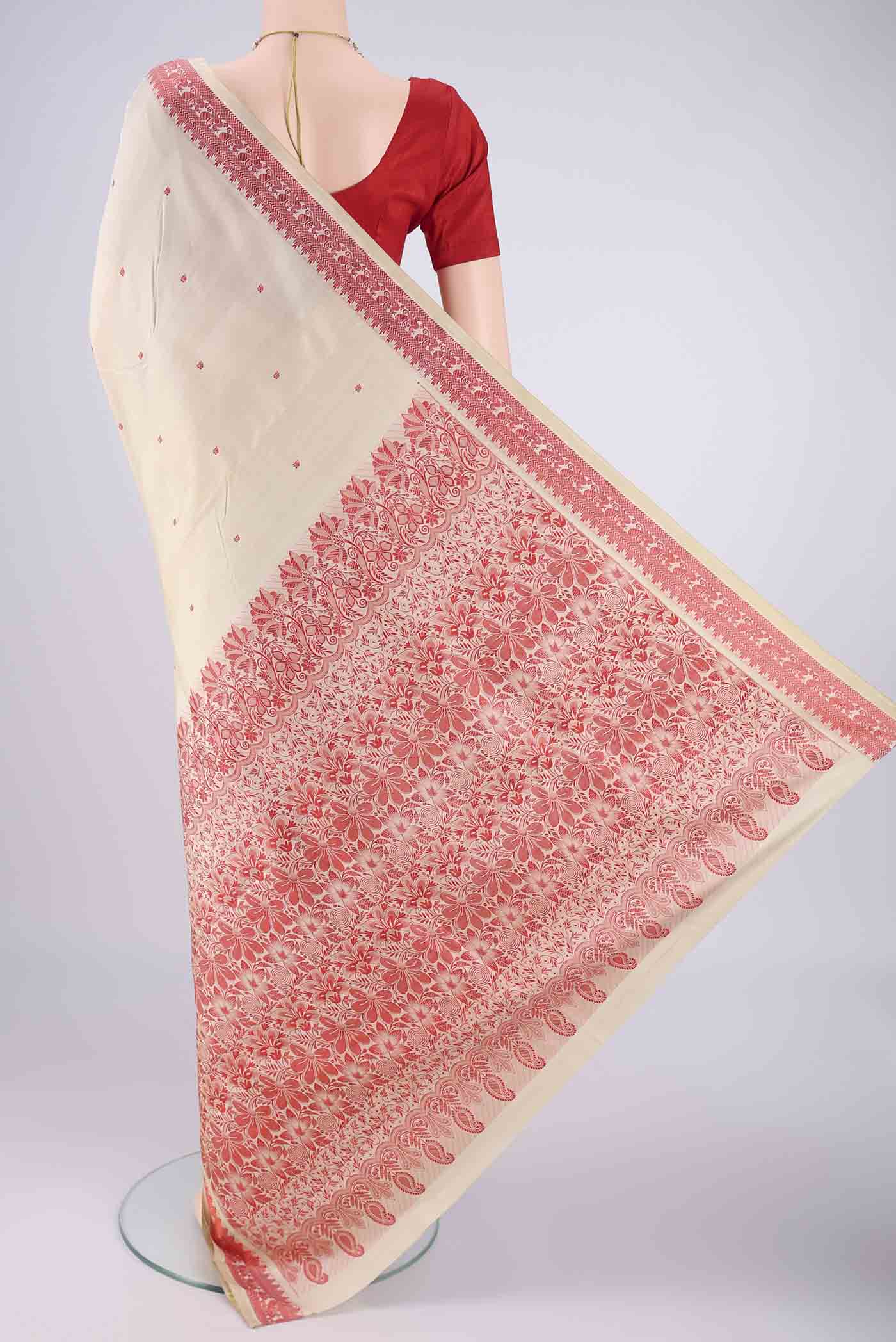 Flat view of Beige Kanchipuram Silk Saree with Thread Butta on the body and Thread Border. 
