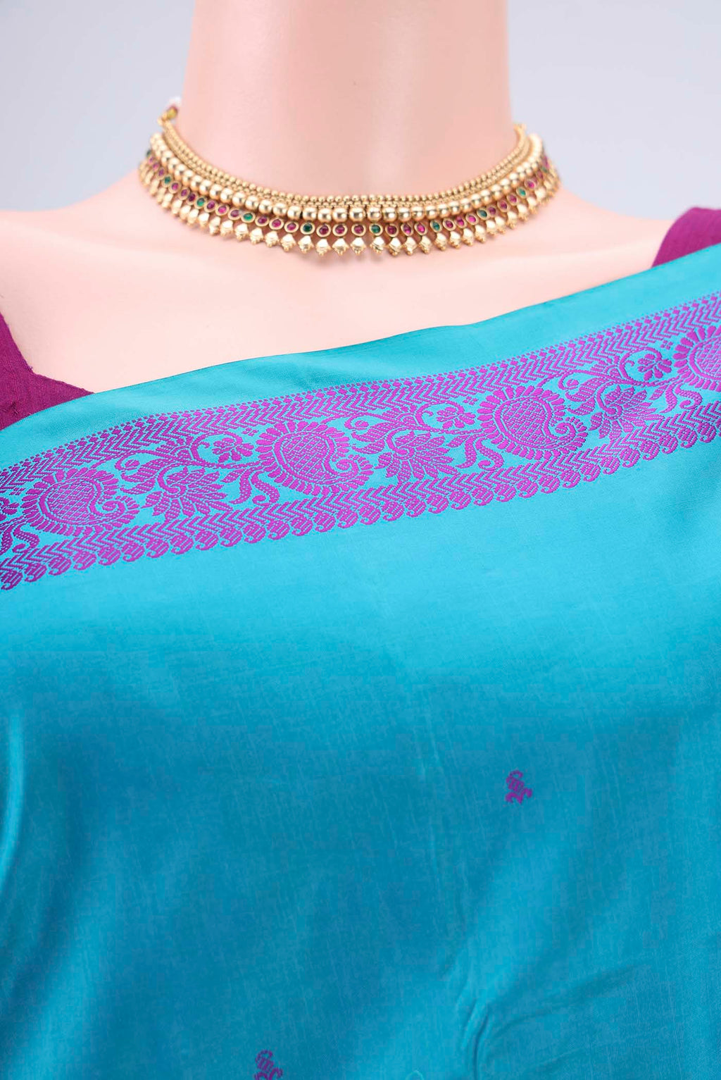 Border image of Blue Kanchipuram Silk Saree with Thread Butta on the body and Thread Border. 