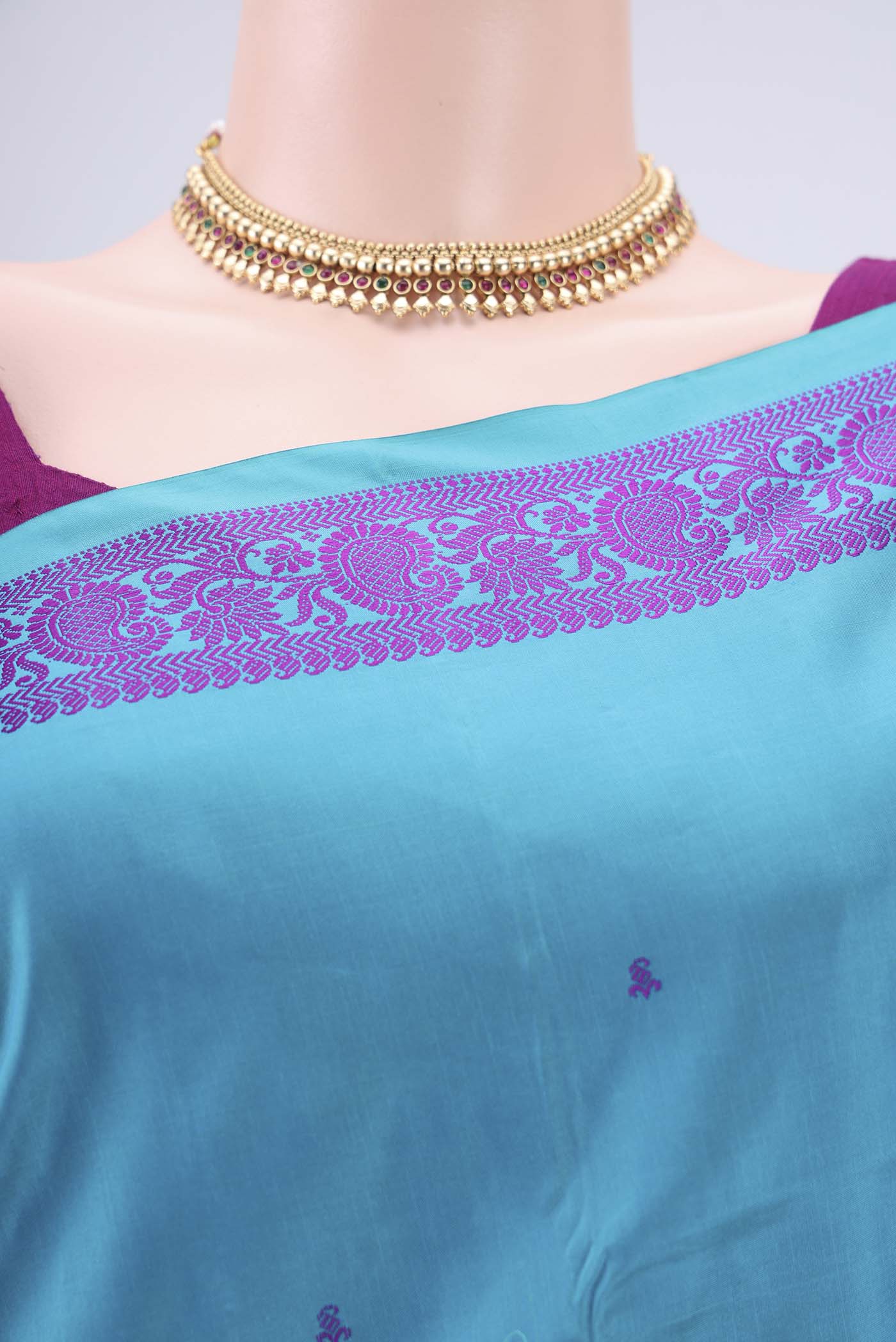 Border image of Blue Kanchipuram Silk Saree with Thread Butta on the body and Thread Border. 