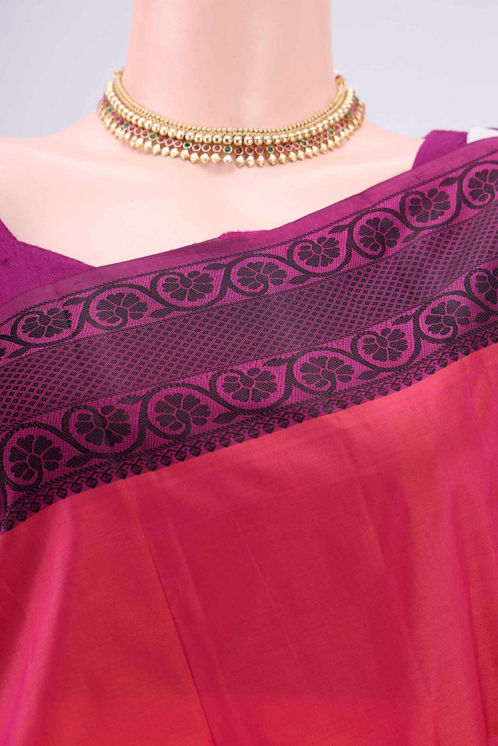 Border image of Pink Dual Tone Kanjivaram Silk Saree with Thread Butta on the body and Thread Border. 