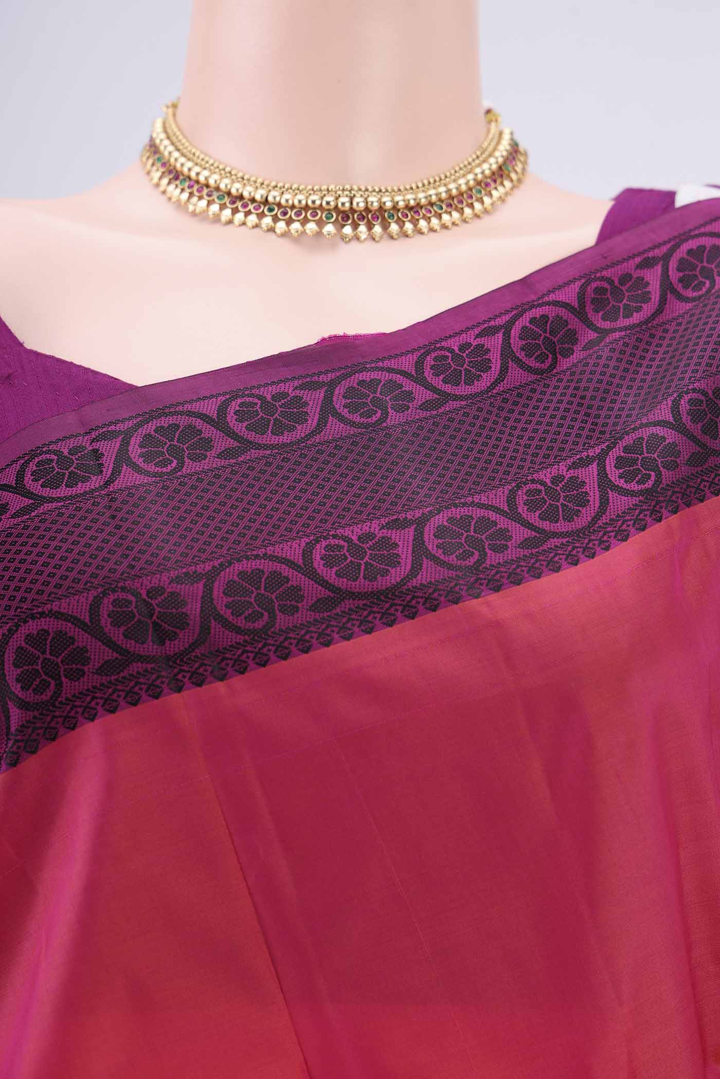 Border image of Pink Dual Tone Kanjivaram Silk Saree with Thread Butta on the body and Thread Border. 